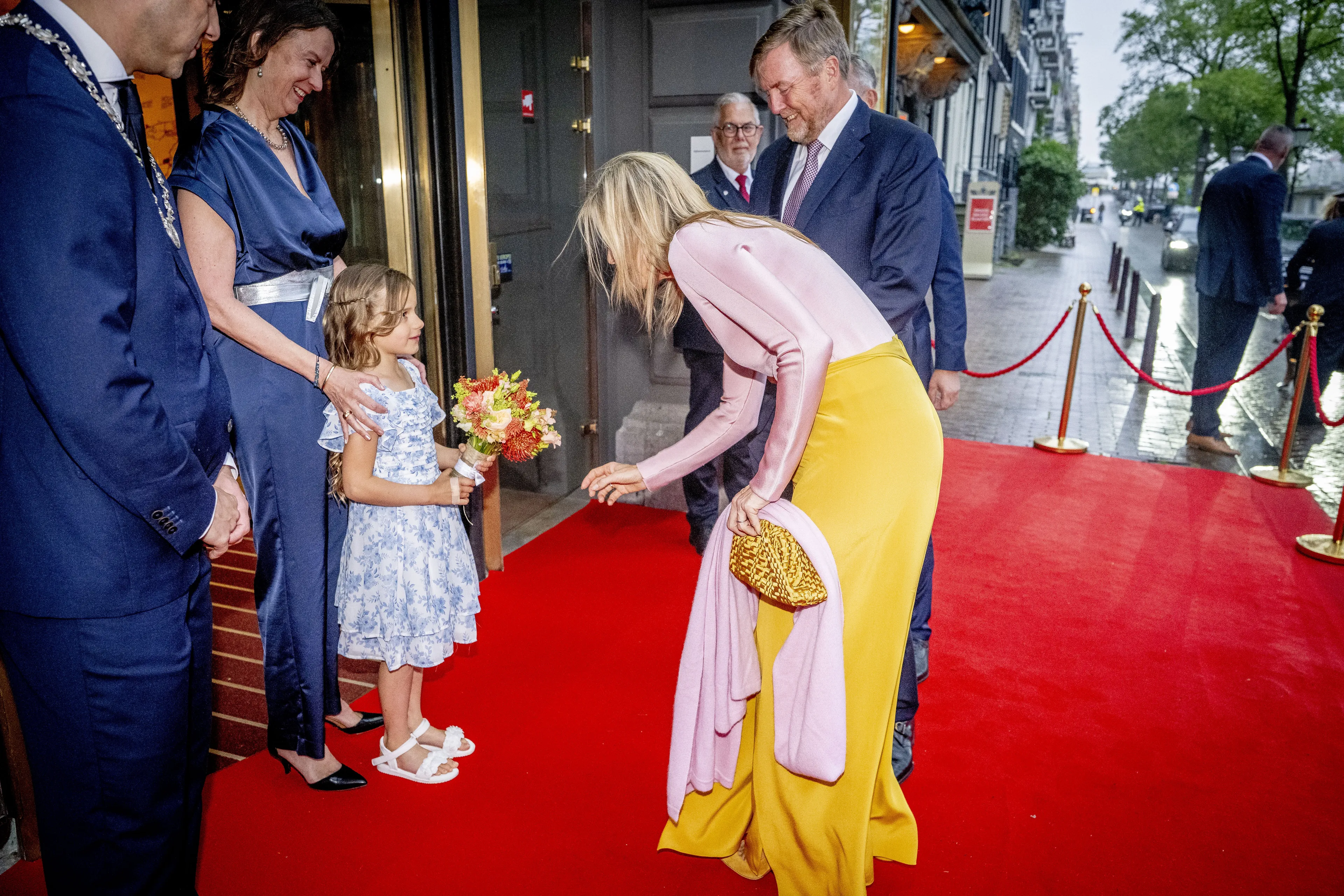 Koningin Máxima neemt het bloemetje aan.