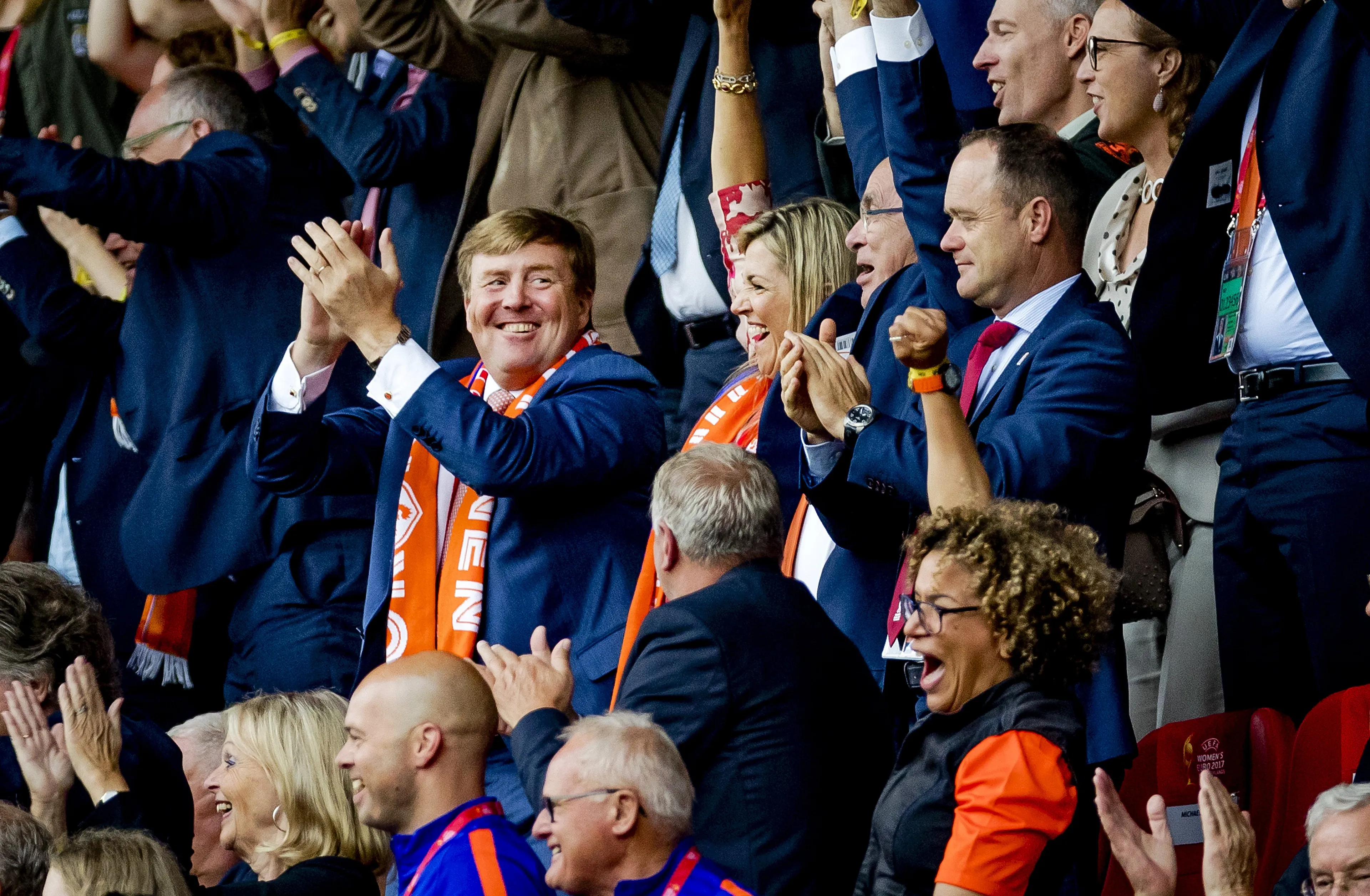 De koning en koningin juichten hard mee na het doelpunt van de OranjeLeeuwinnen (2017).