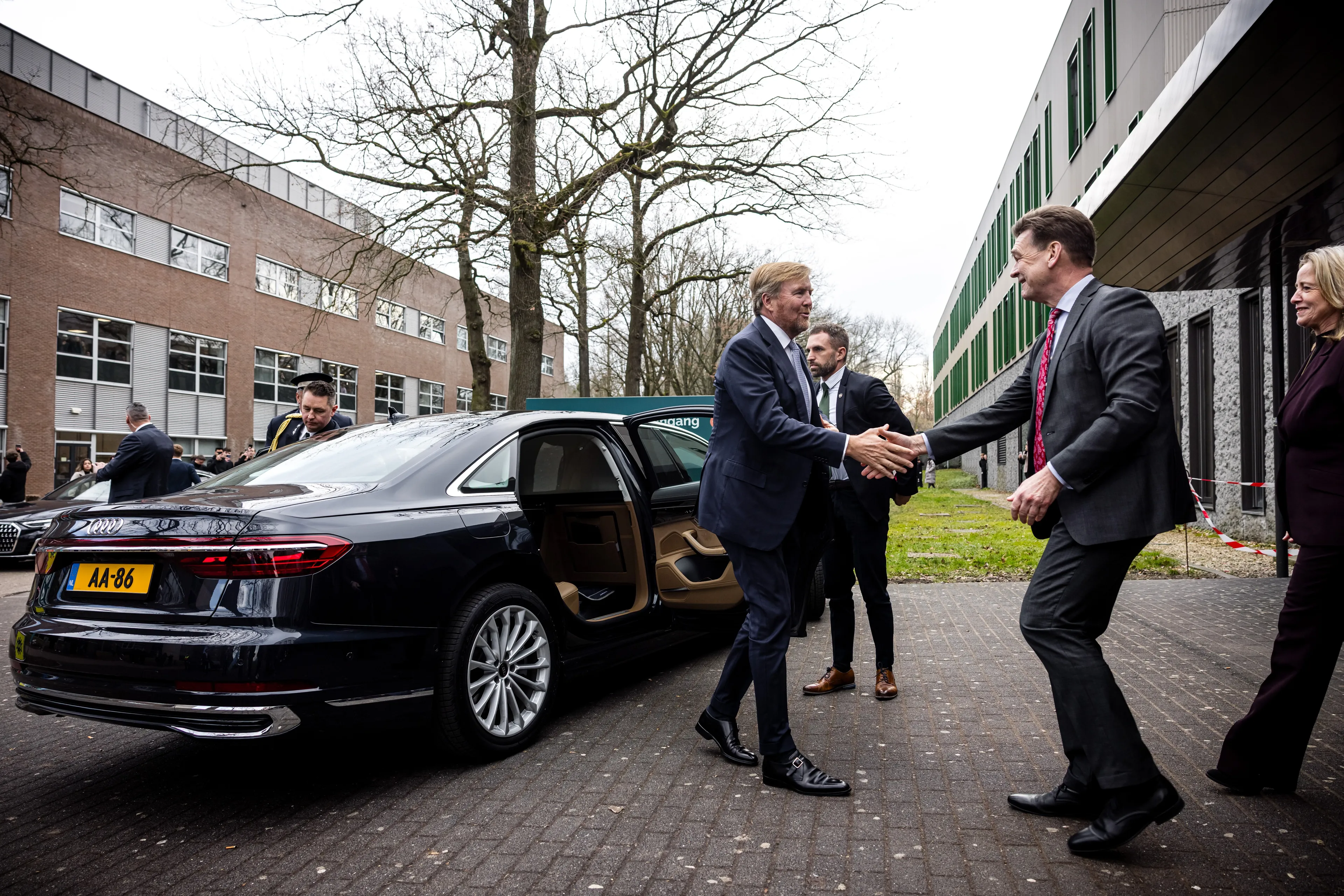 Koning Willem-Alexander bij zijn Audi A8L.