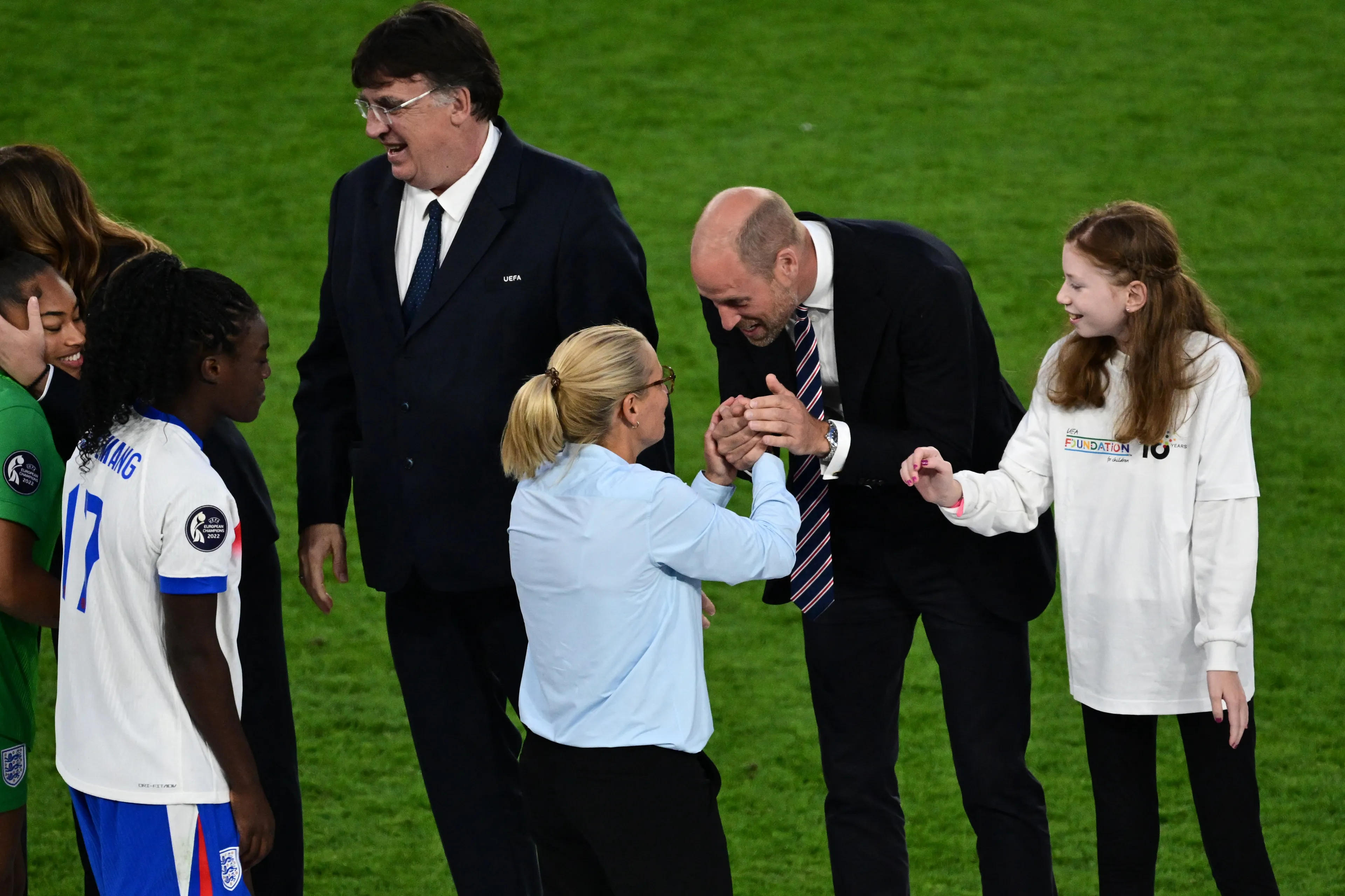 Prins William met Sarina Wiegman nadat Engeland het Europees Kampioenschap vrouwenvoetbal wint (juli 2025).