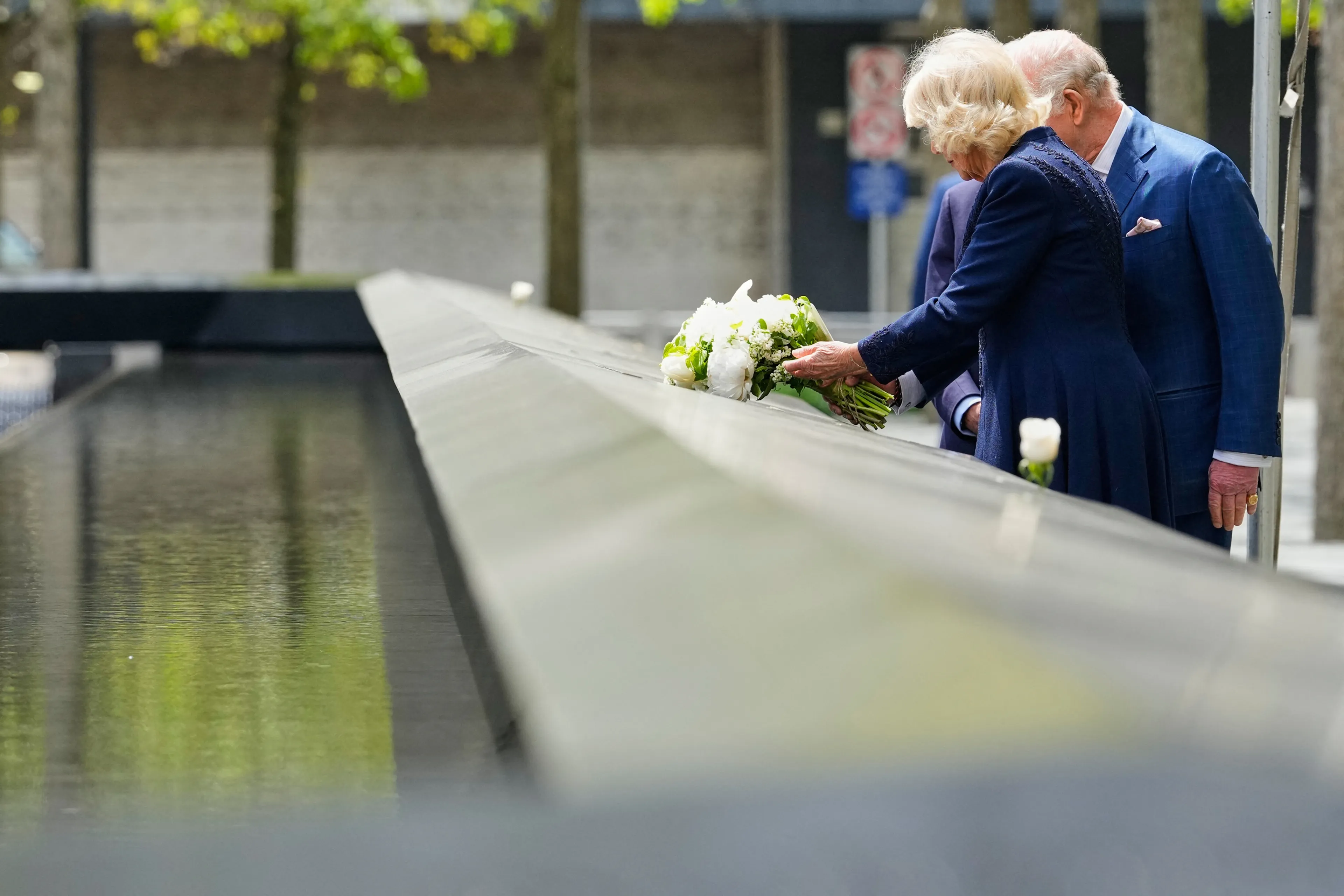 Charles en Camilla staan even stil bij het 9/11-monument op de plek waar de Twin Towers hebben gestaan.