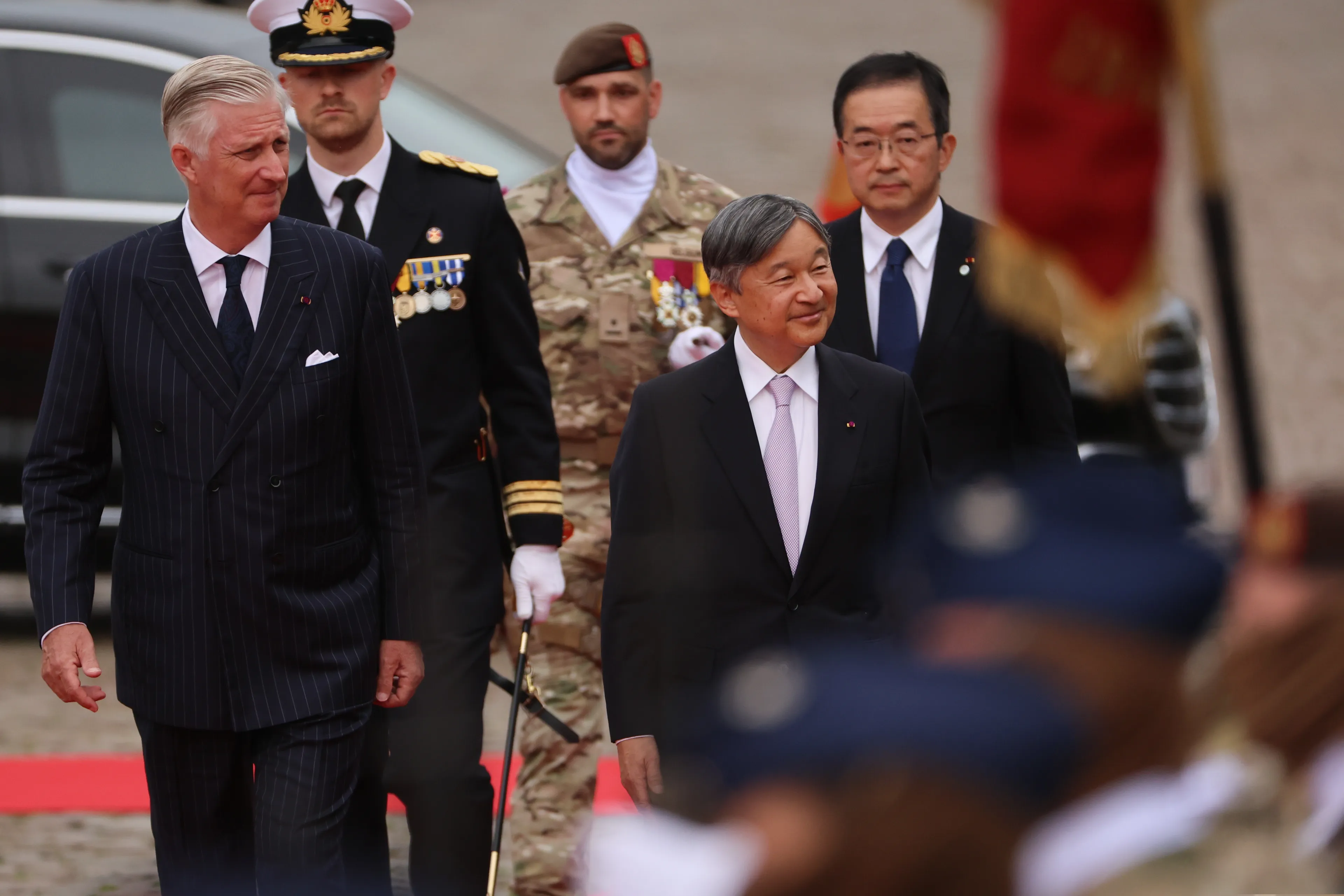 Filip en Naruhito inspecteren de erewacht.