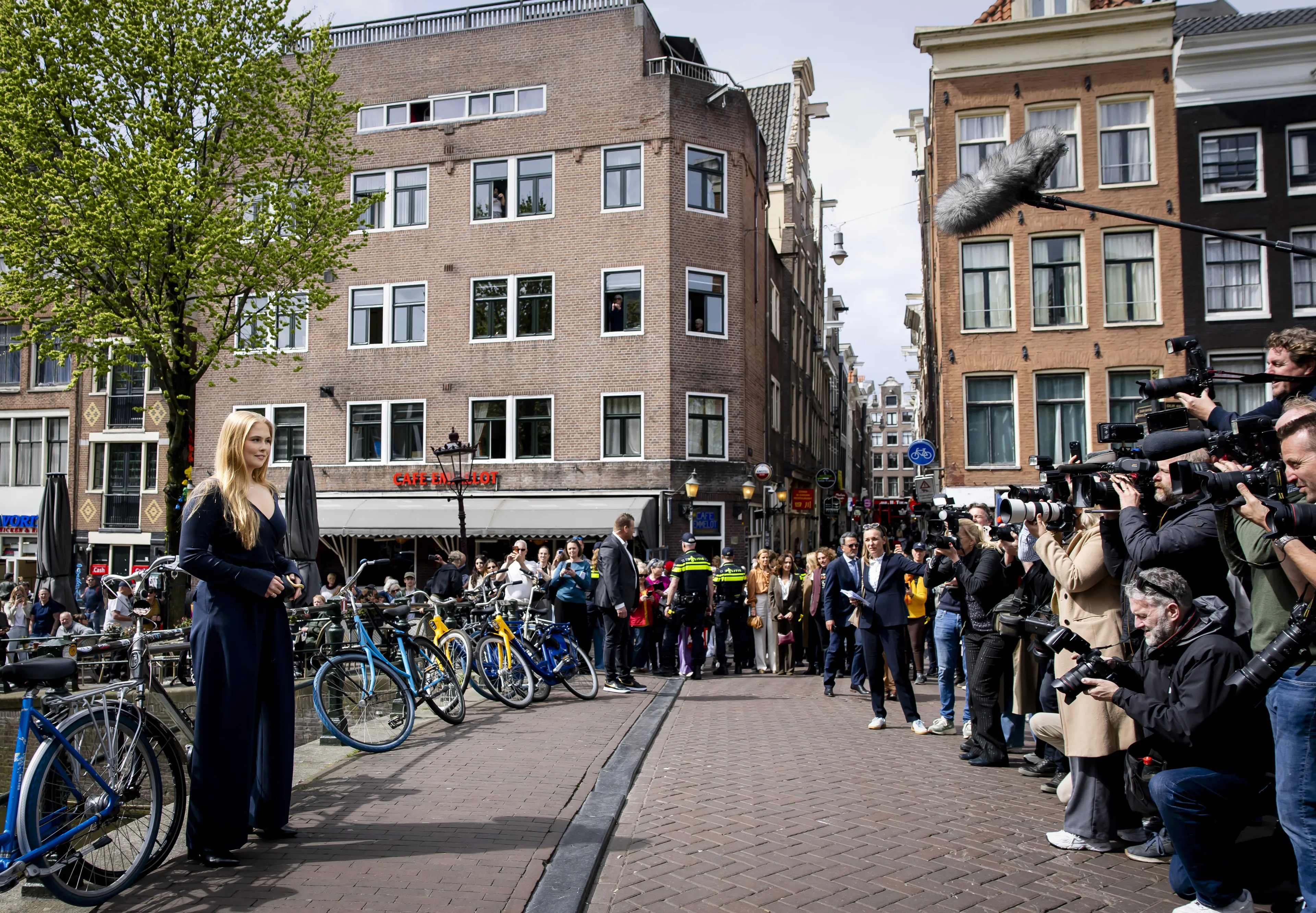 Het bezoek van prinses Amalia trekt veel bekijks.