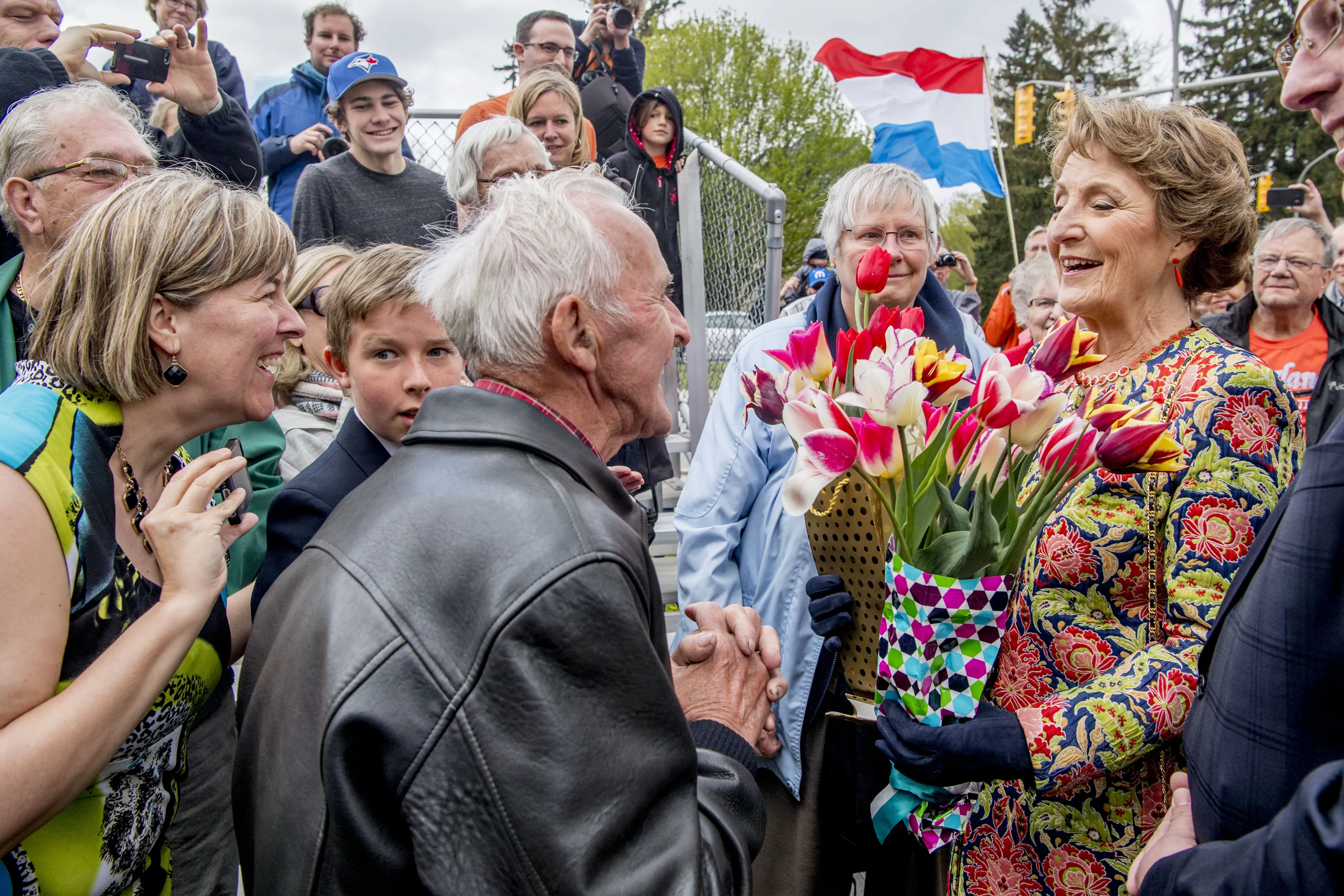 Margriet krijgt een bos tulpen cadeau in 2017.