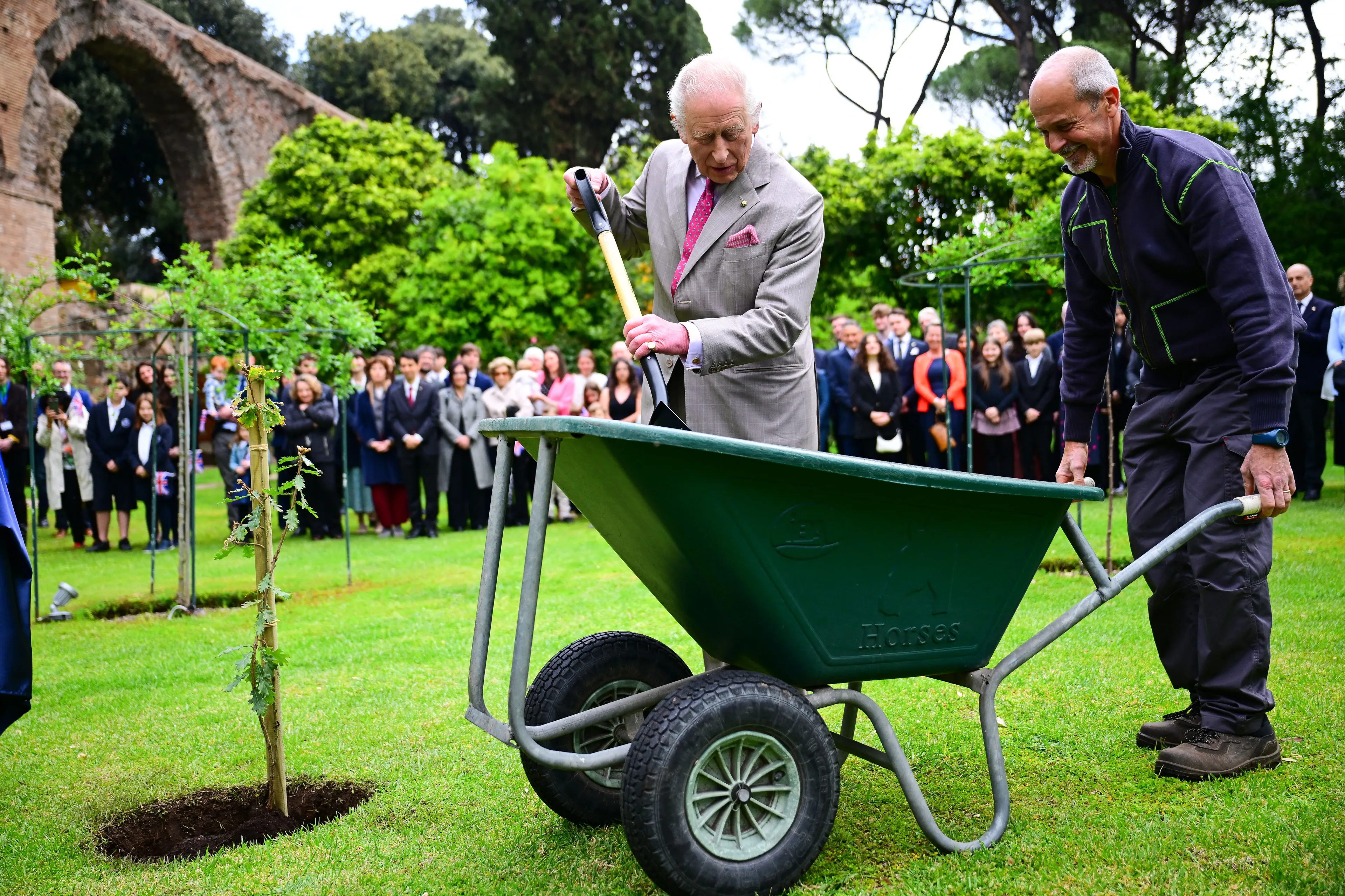 Charles plant een boom tijdens een staatsbezoek in Italië (2025).