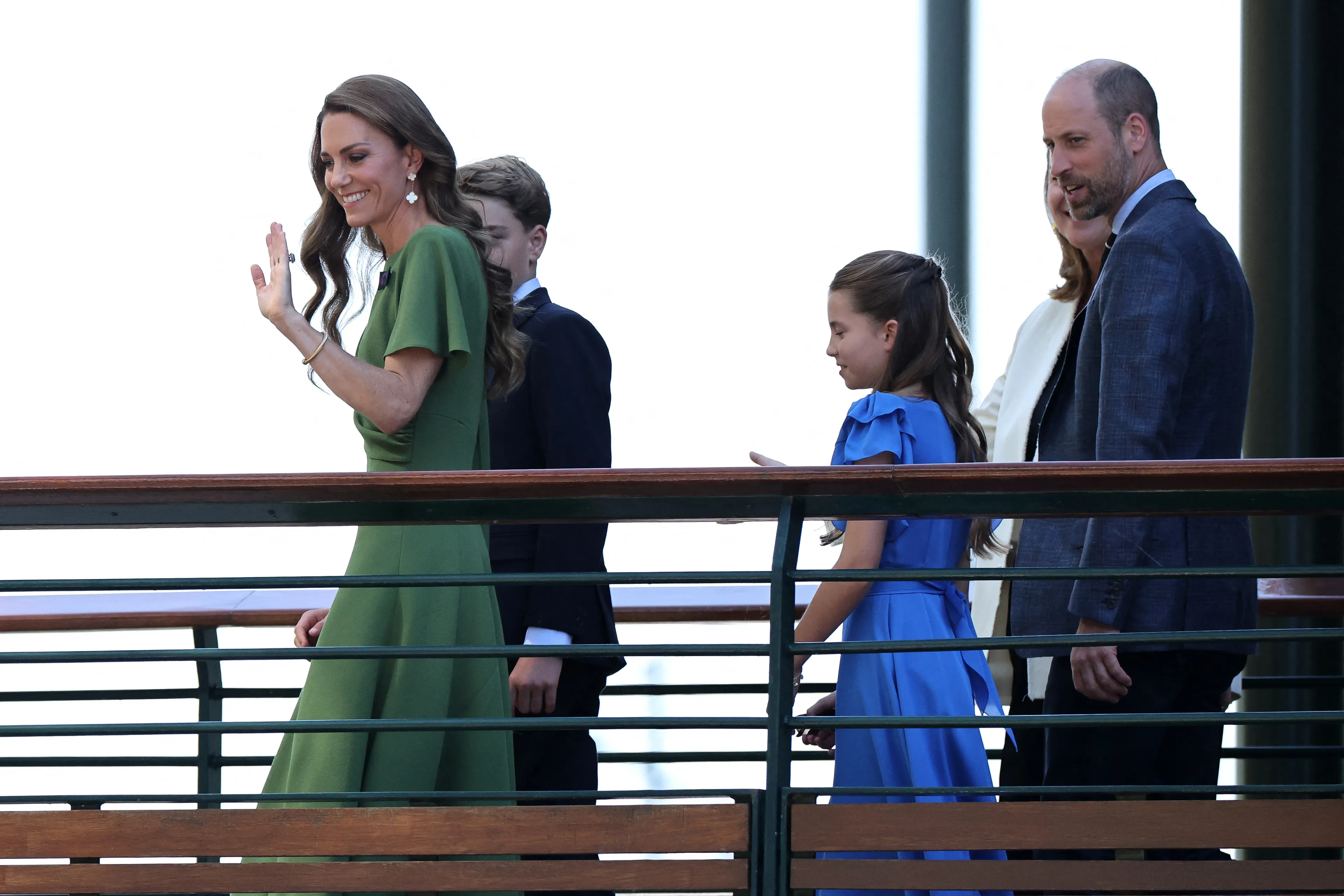Het gezin arriveert op Wimbledon.