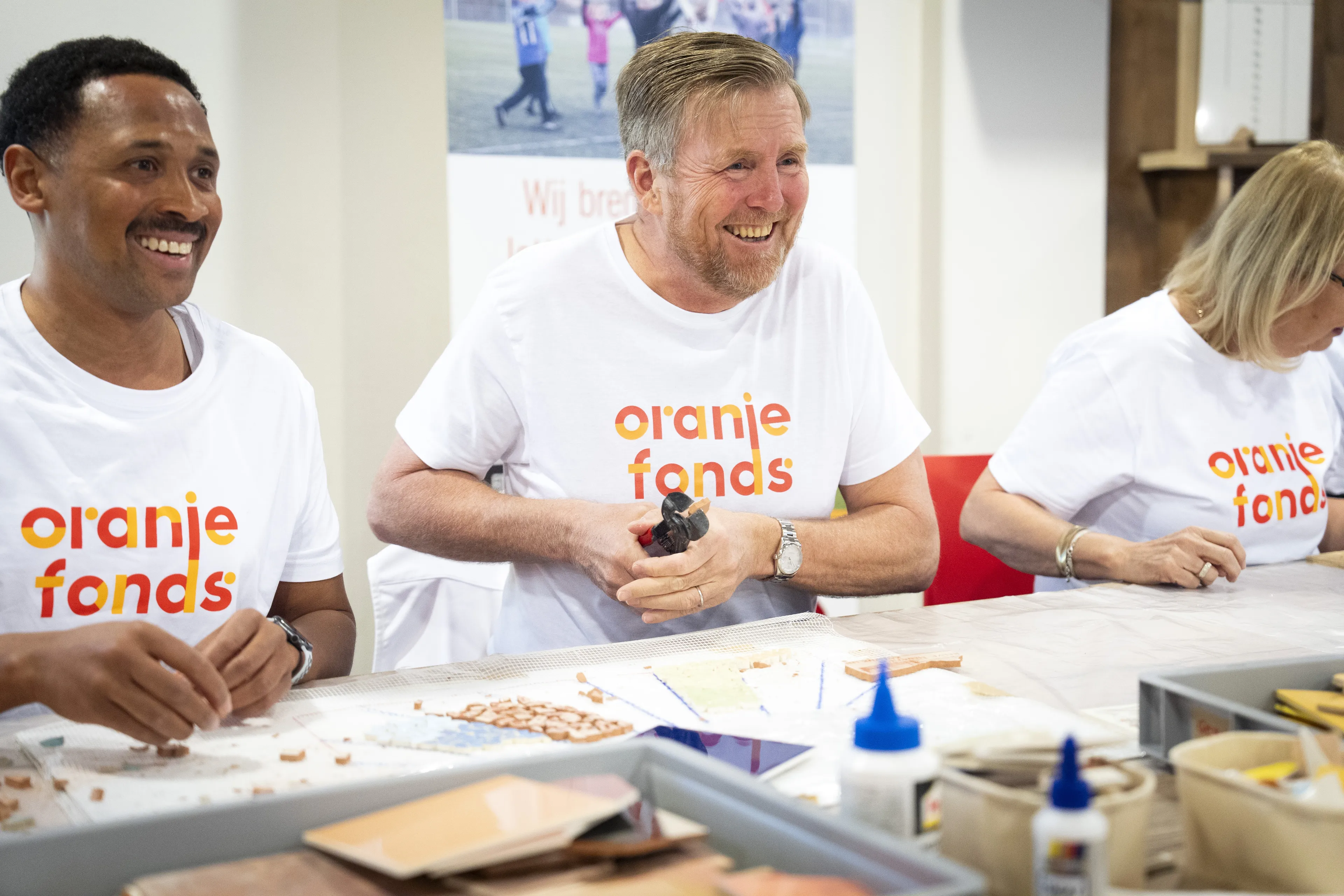 Koning Willem-Alexander in het buurthuis.