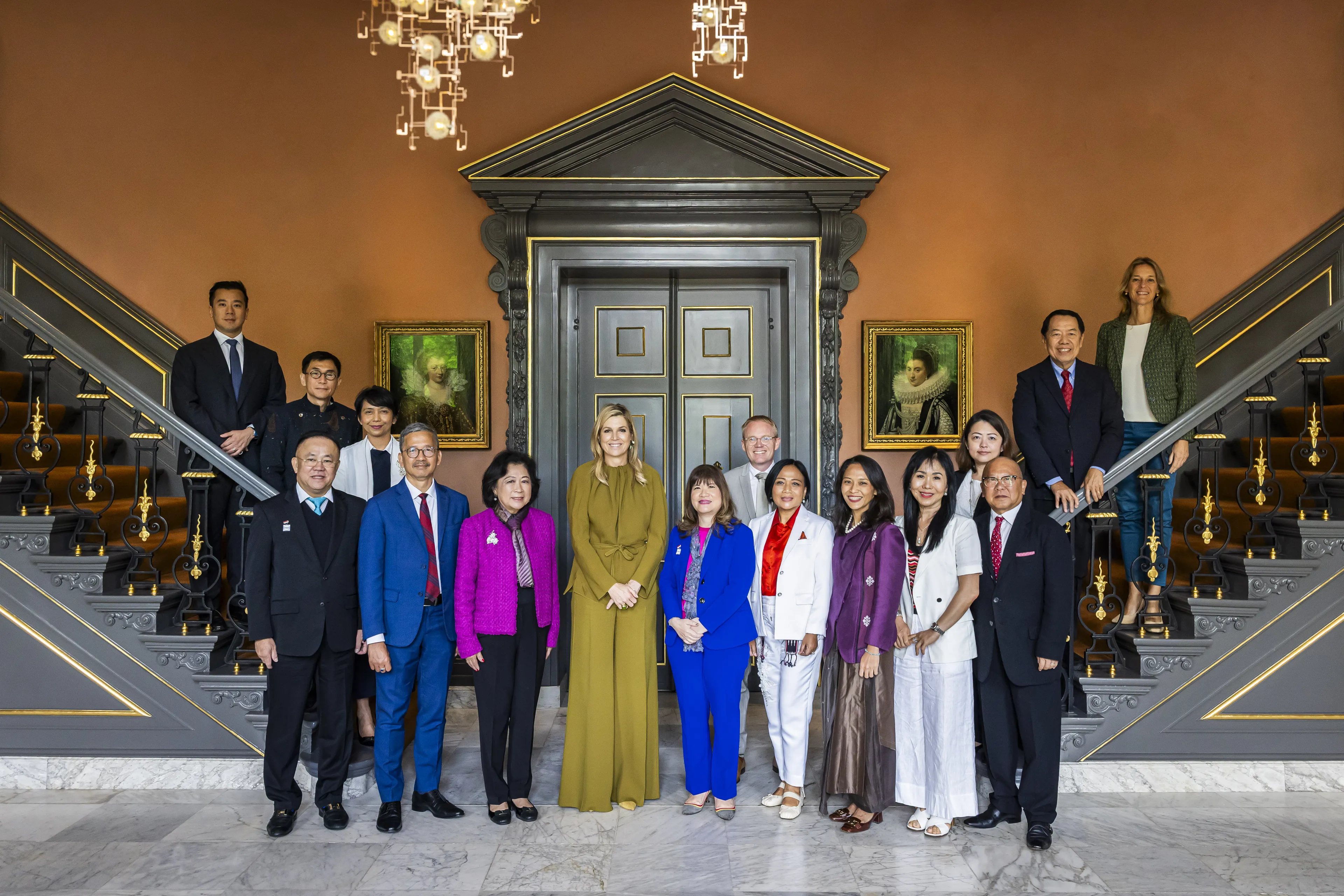 12 juni: koningin Máxima ontvangt vertegenwoordigers van de Indonesian Employers Association APINDO op paleis Huis ten Bosch.