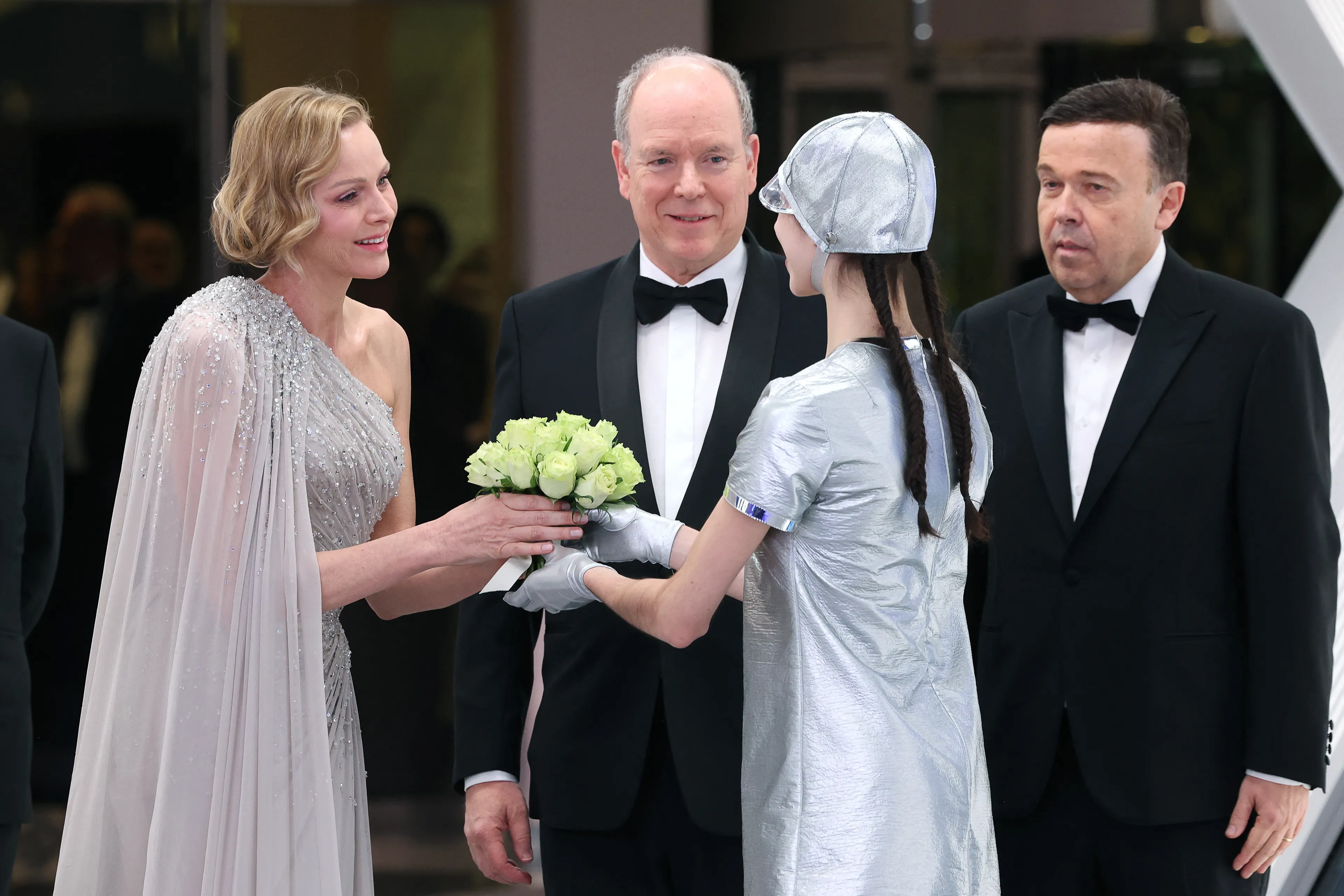 Prinses Charlène neemt een bloemetje aan.