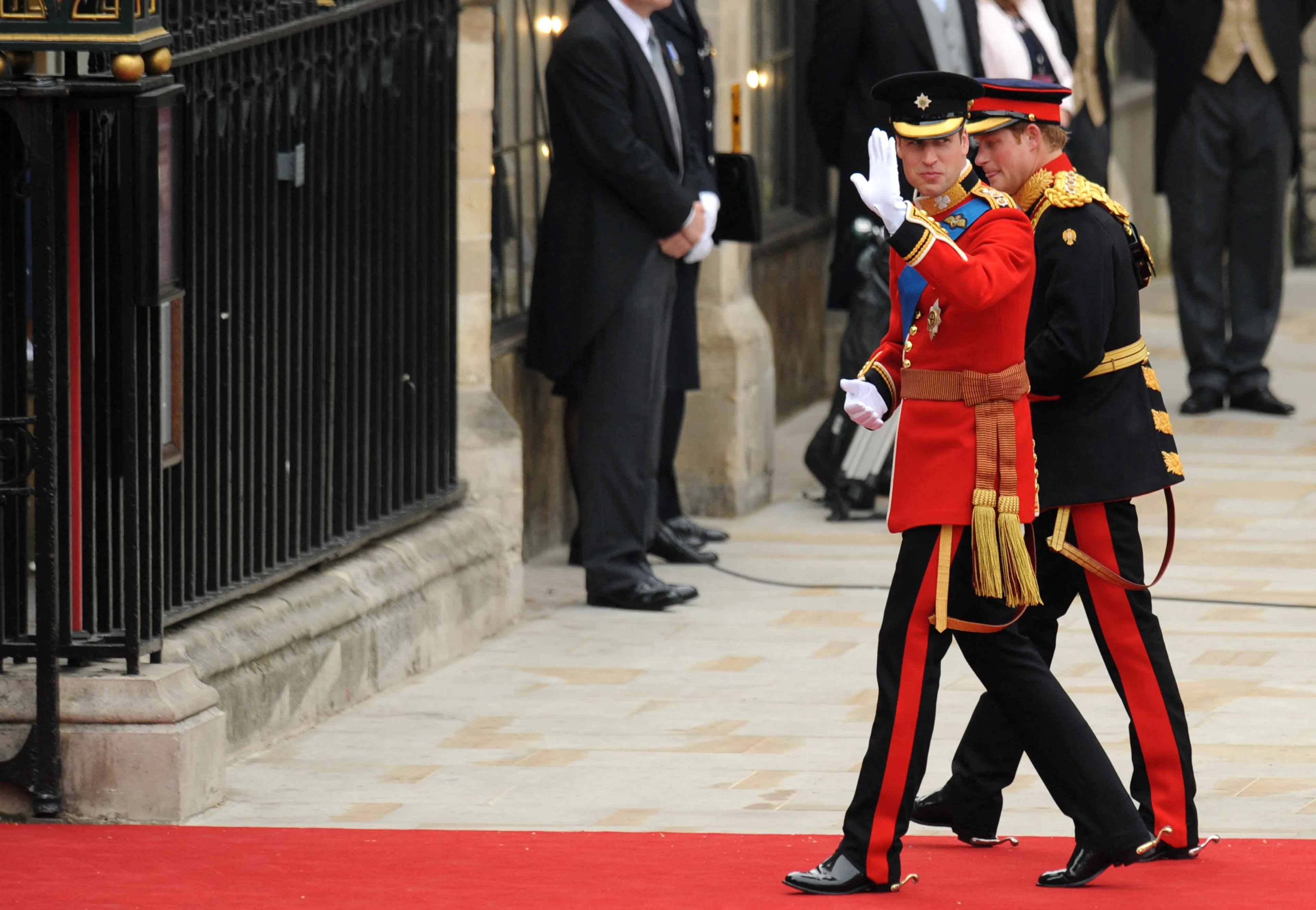 Prins William arriveert samen met zijn broer, prins Harry, op bij de kerk voor het huwelijk (2011).