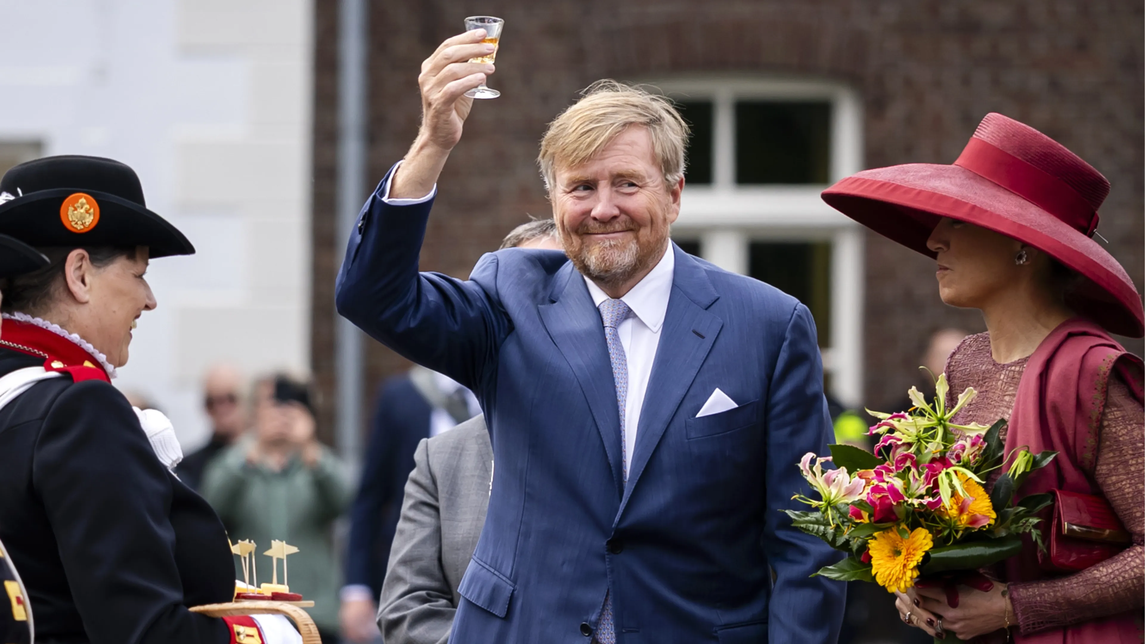 Koningspaar trapt streekbezoek Midden-Limburg proostend af