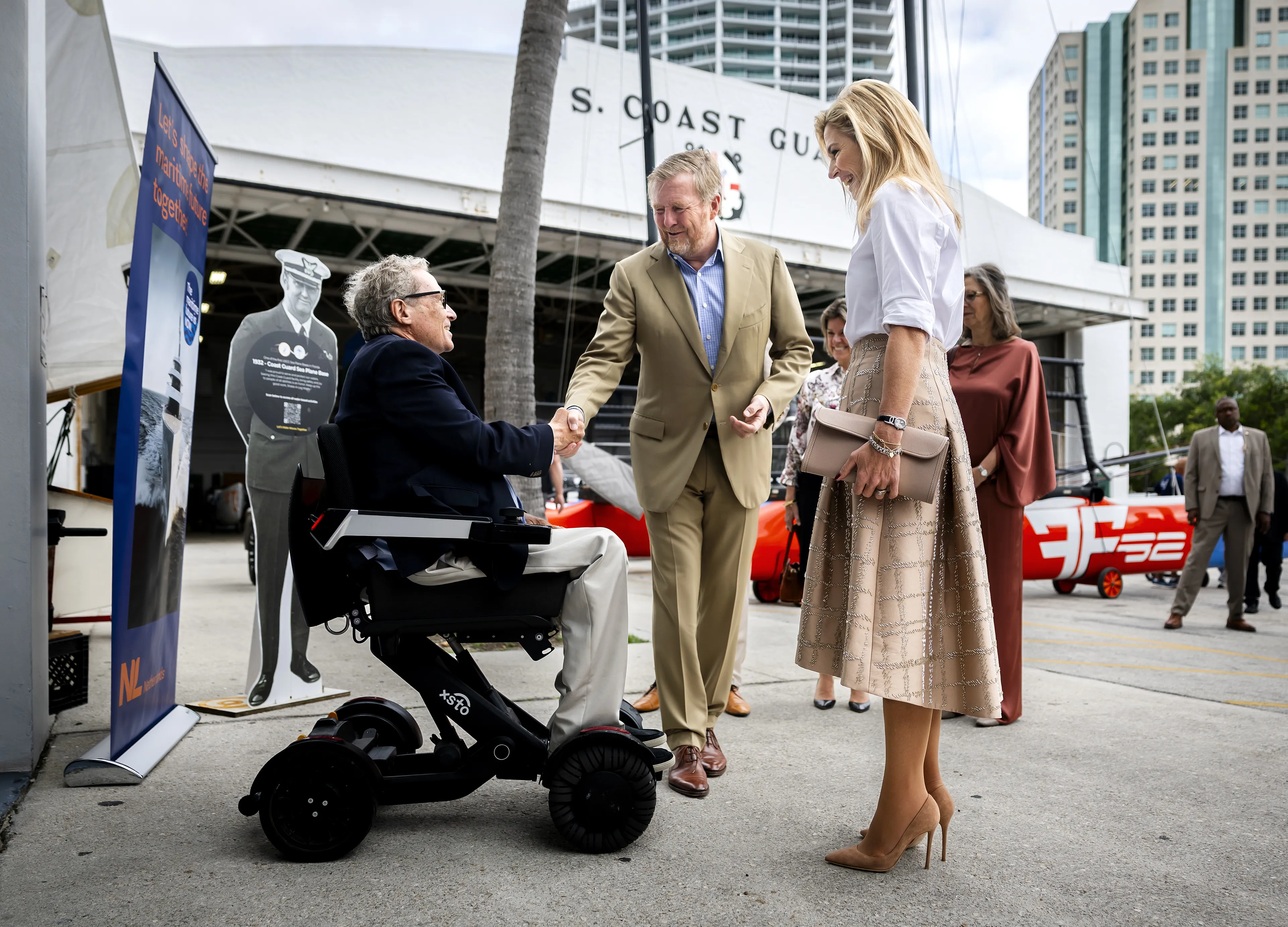 Het koningspaar komt aan bij Shake-a-Leg Marina.