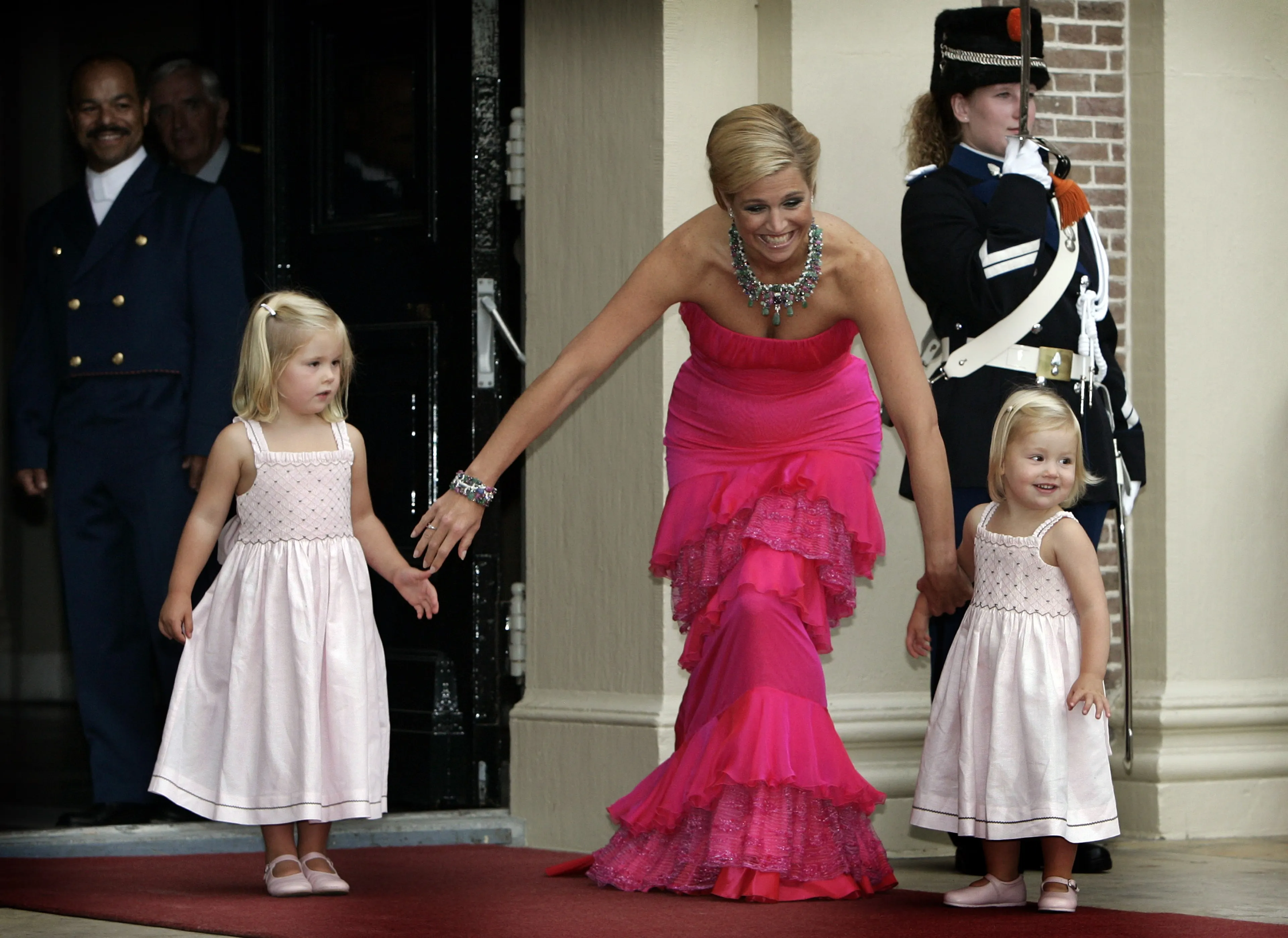 Prinses Máxima, prinses Amalia en prinses Ariane voor de ingang van Paleis het Loo.