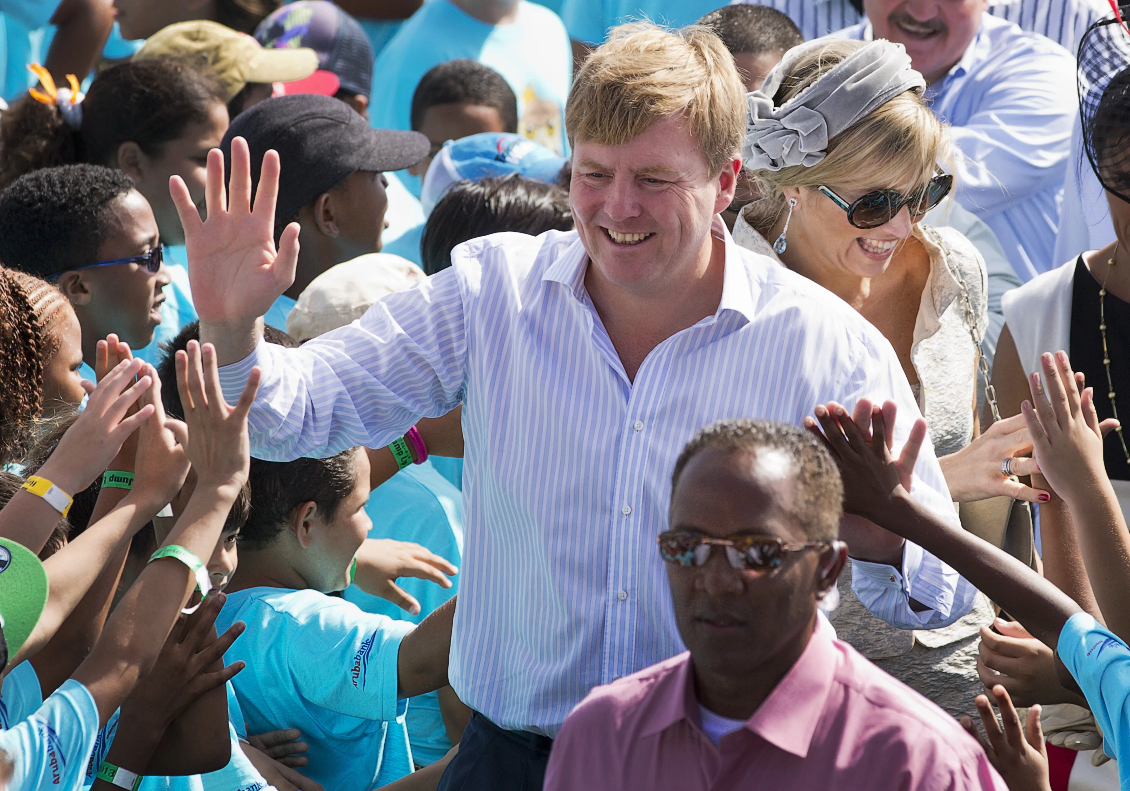 Koning Willem-Alexander en koningin Maxima tijdens een bezoek aan een sportevenement in het stadion Guillermo Trinidad in Aruba.