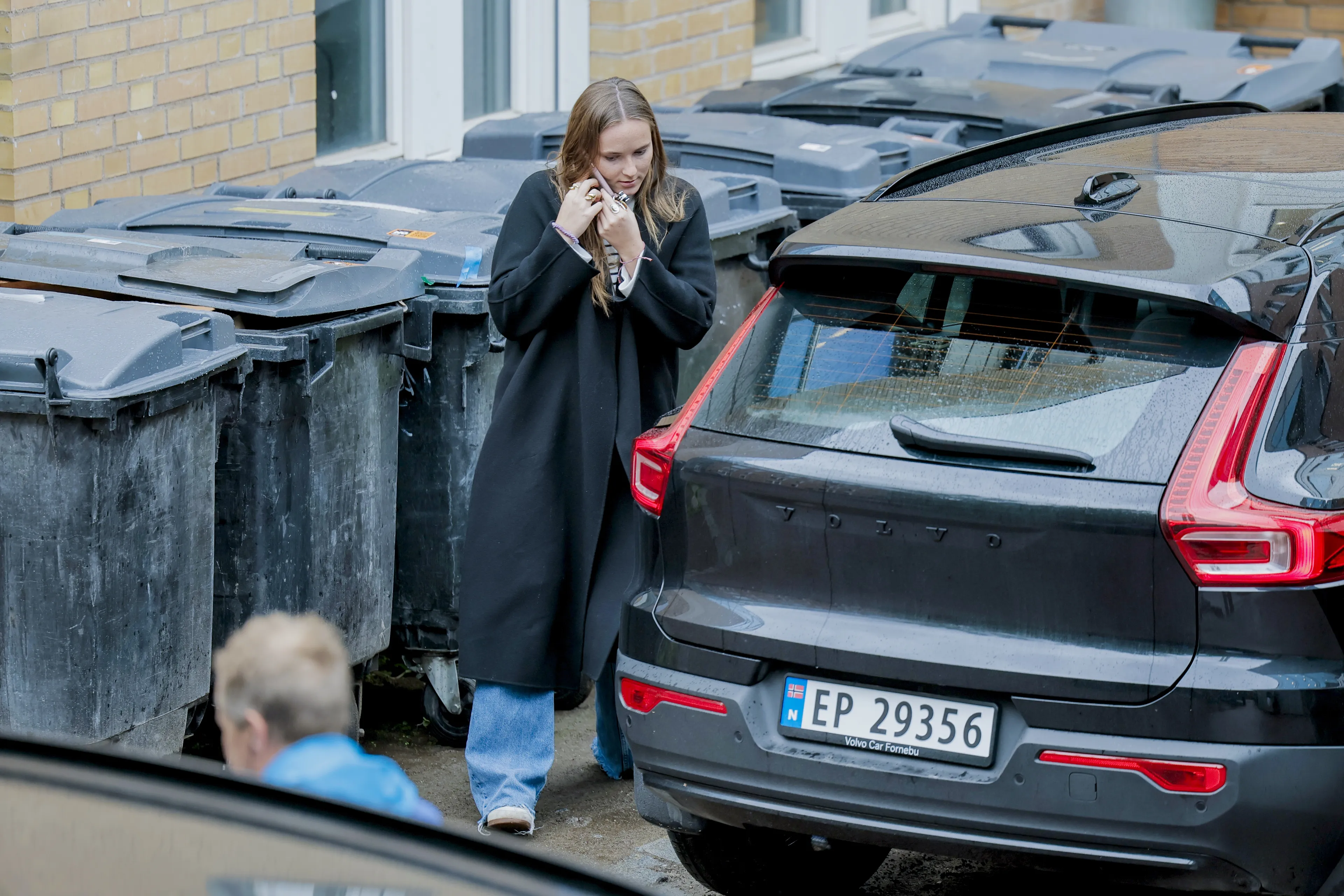 Prinses Ingrid Alexandra zette haar ouders af bij het ziekenhuis.