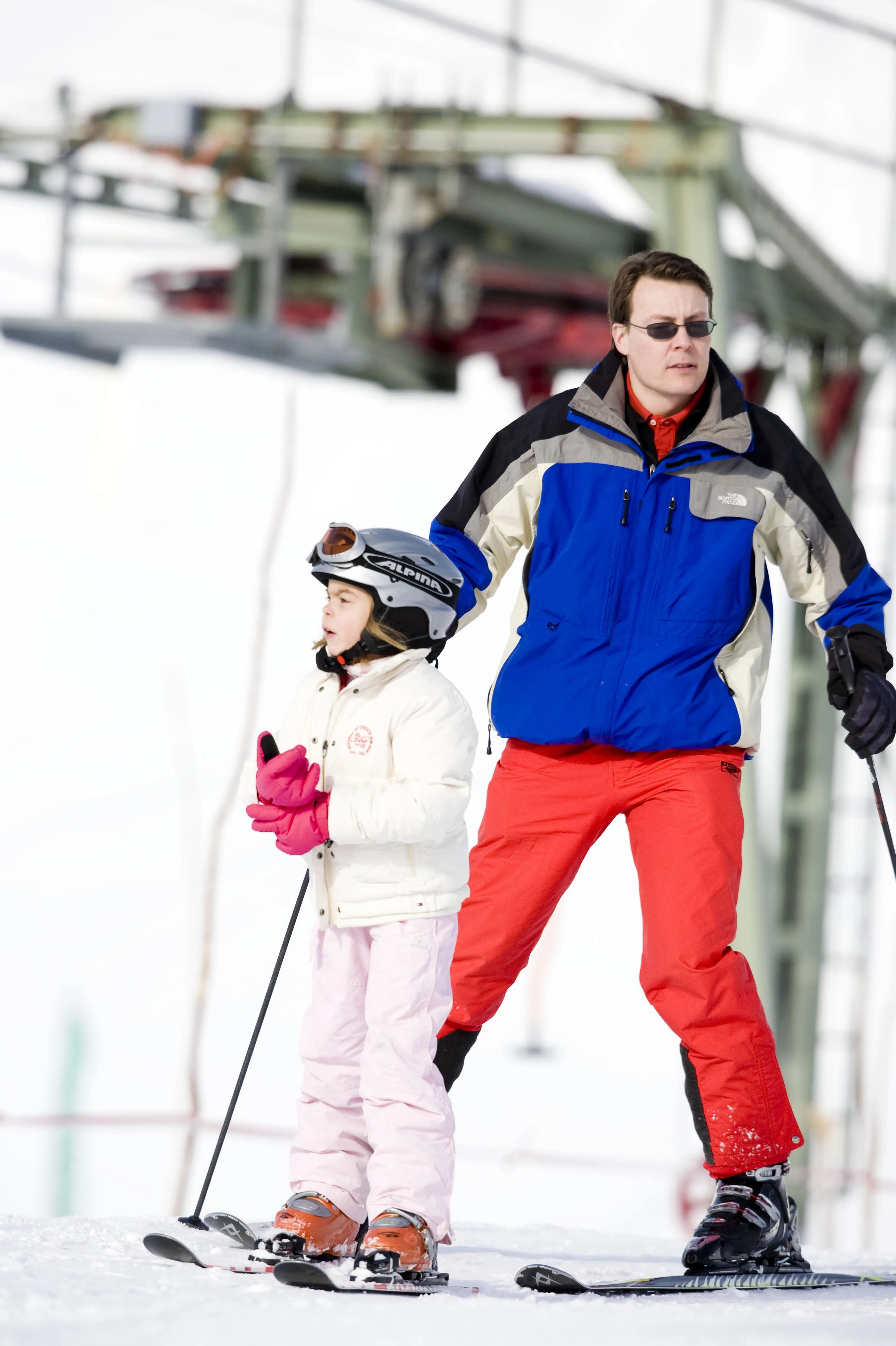 Prins Constantijn met Eloise op de ski's (2009).