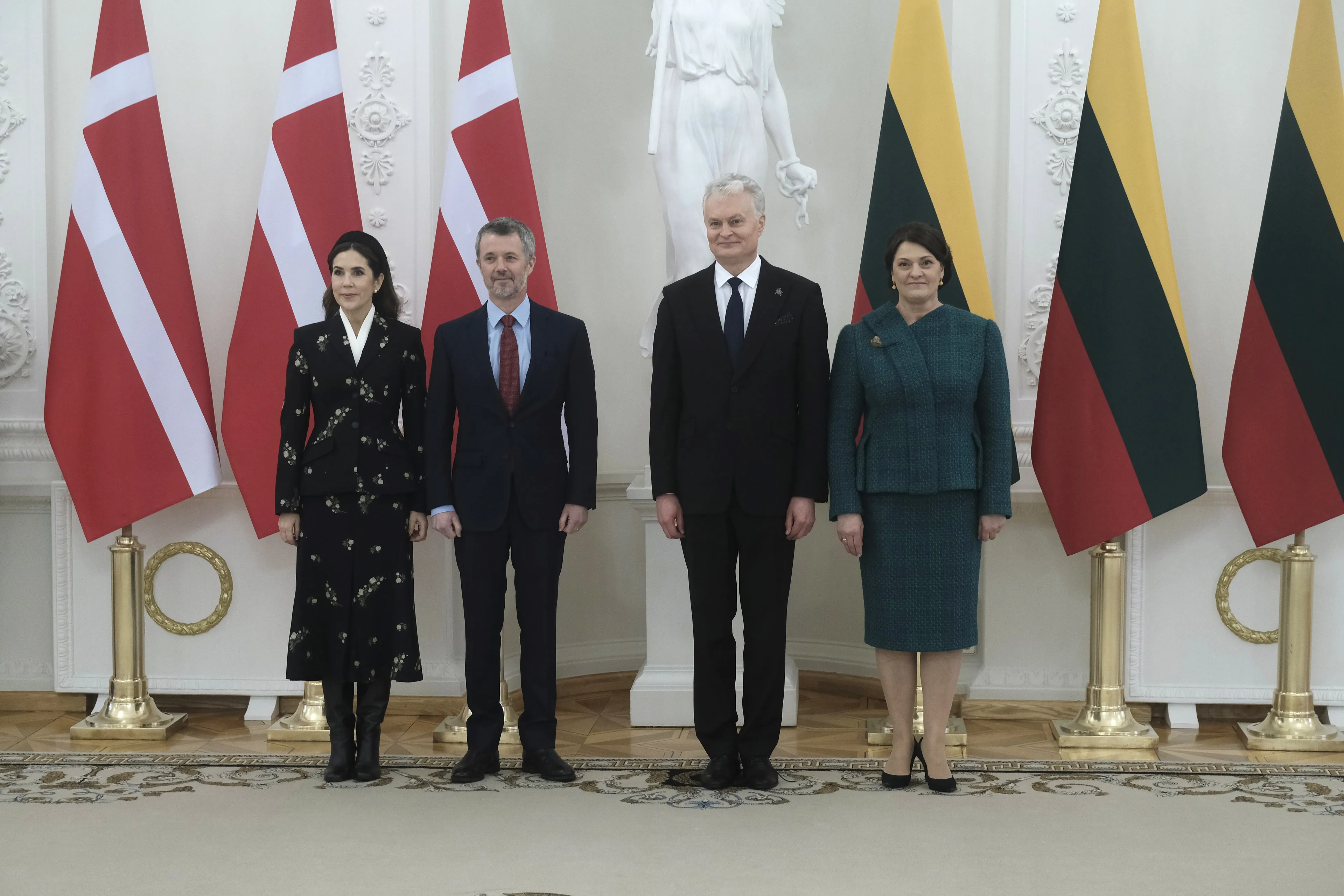 Het koningspaar brengt een tweedaags staatsbezoek aan Litouwen.