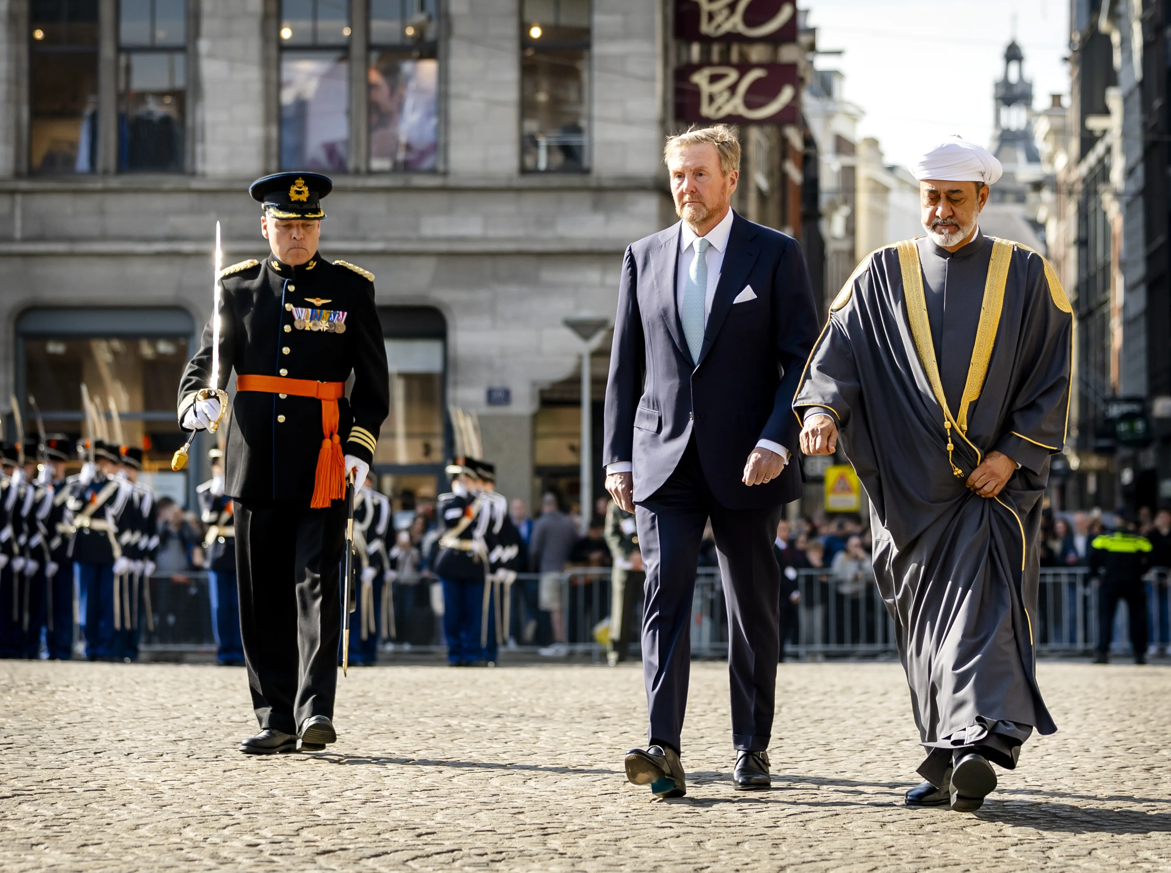 Koning Willem-Alexander en de sultan van Oman inspecteren de erewacht.