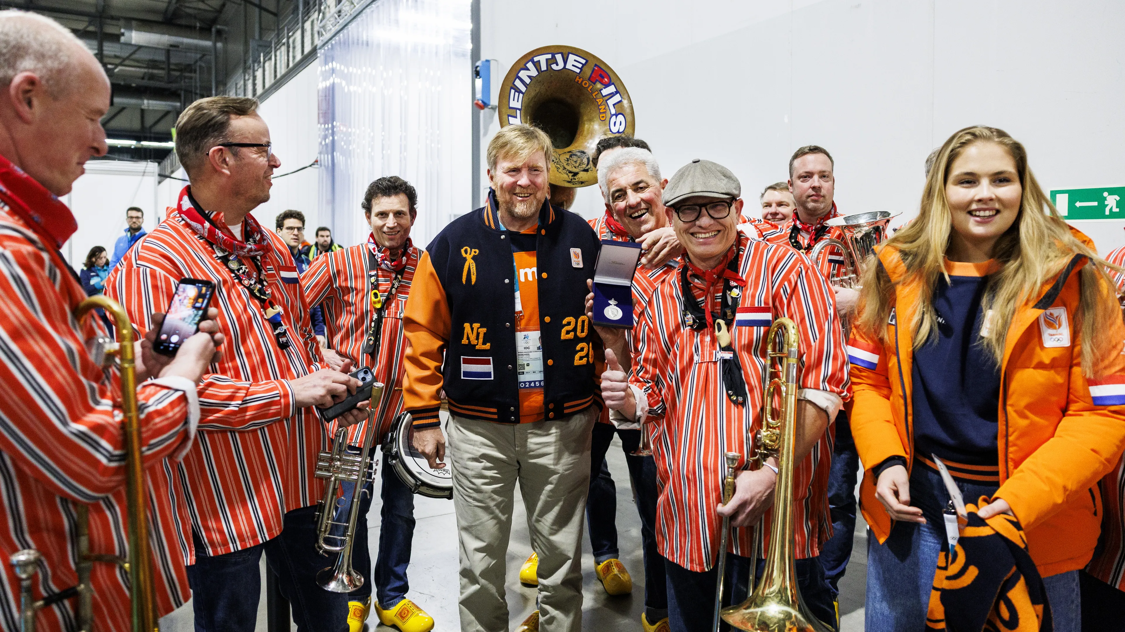 De koning en prinses Amalia met de leden van de band.