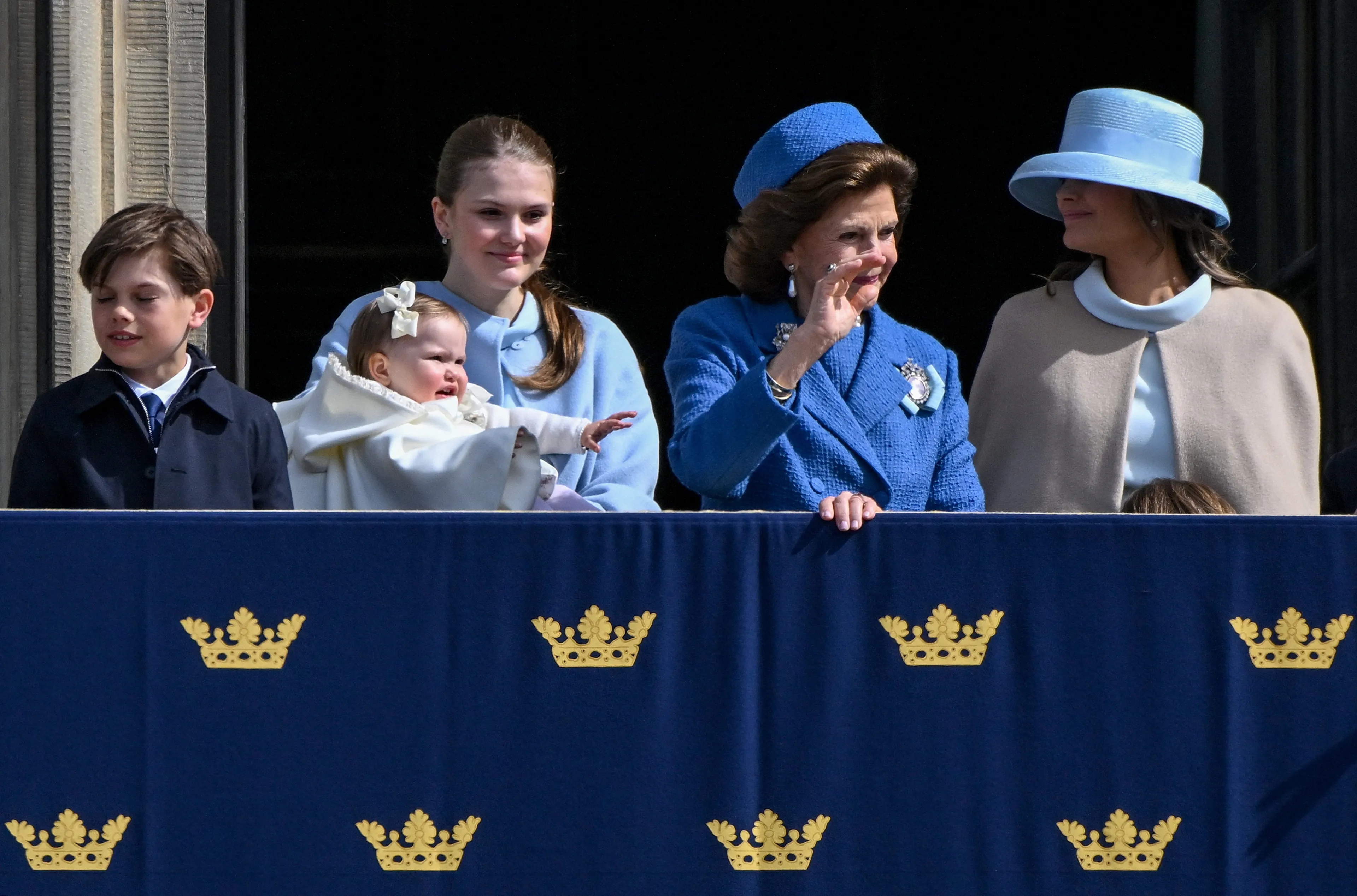 Prinses Estelle houdt haar nichtje Ines vast.