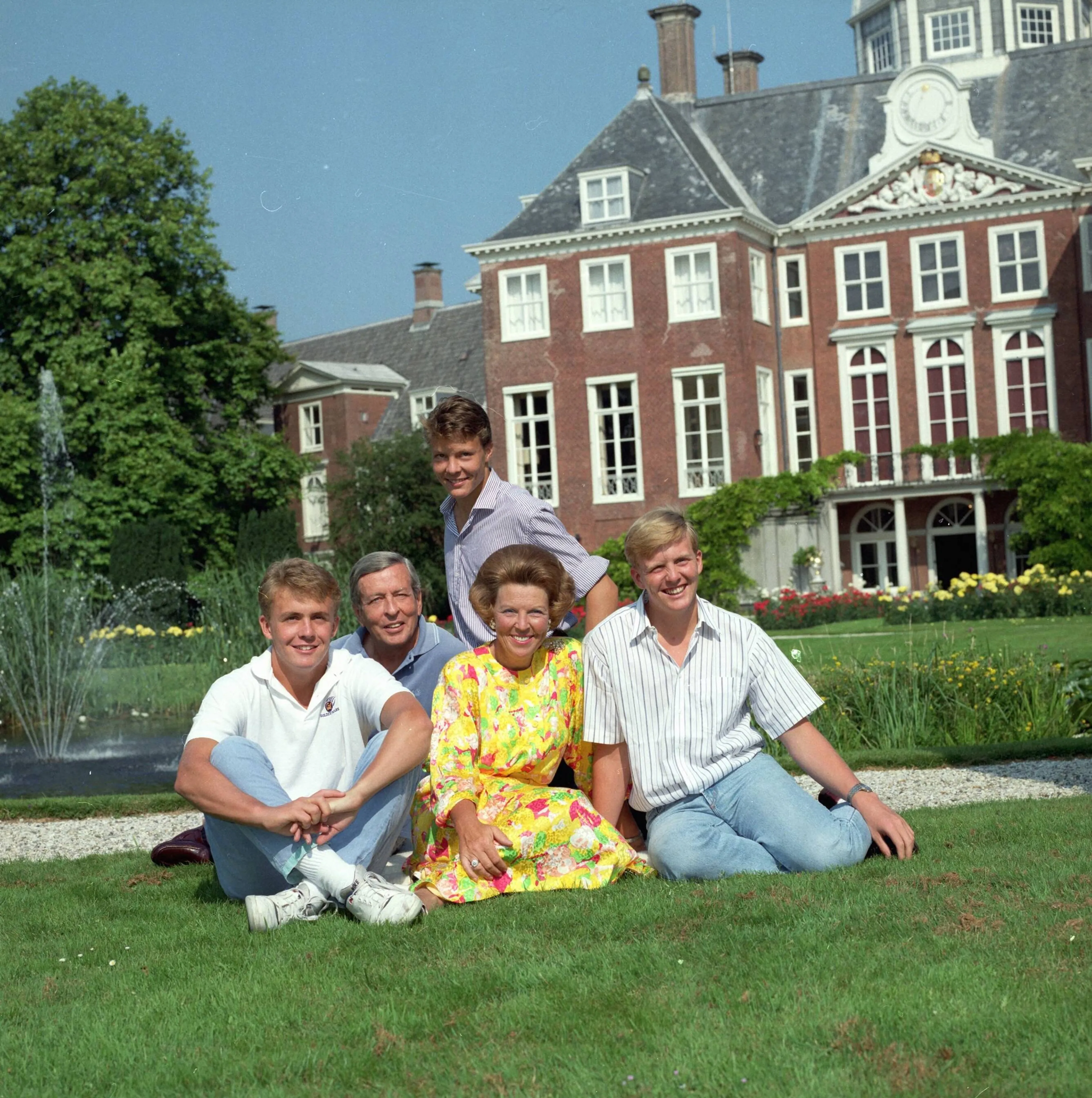 Het gezin in de tuin van Paleis Huis ten Bosch (1988).