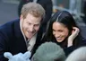 Een te diepe curtesy en ontmoeting in jeans: zo verliep de kennismaking van Meghan Markle aan het Britse hof
