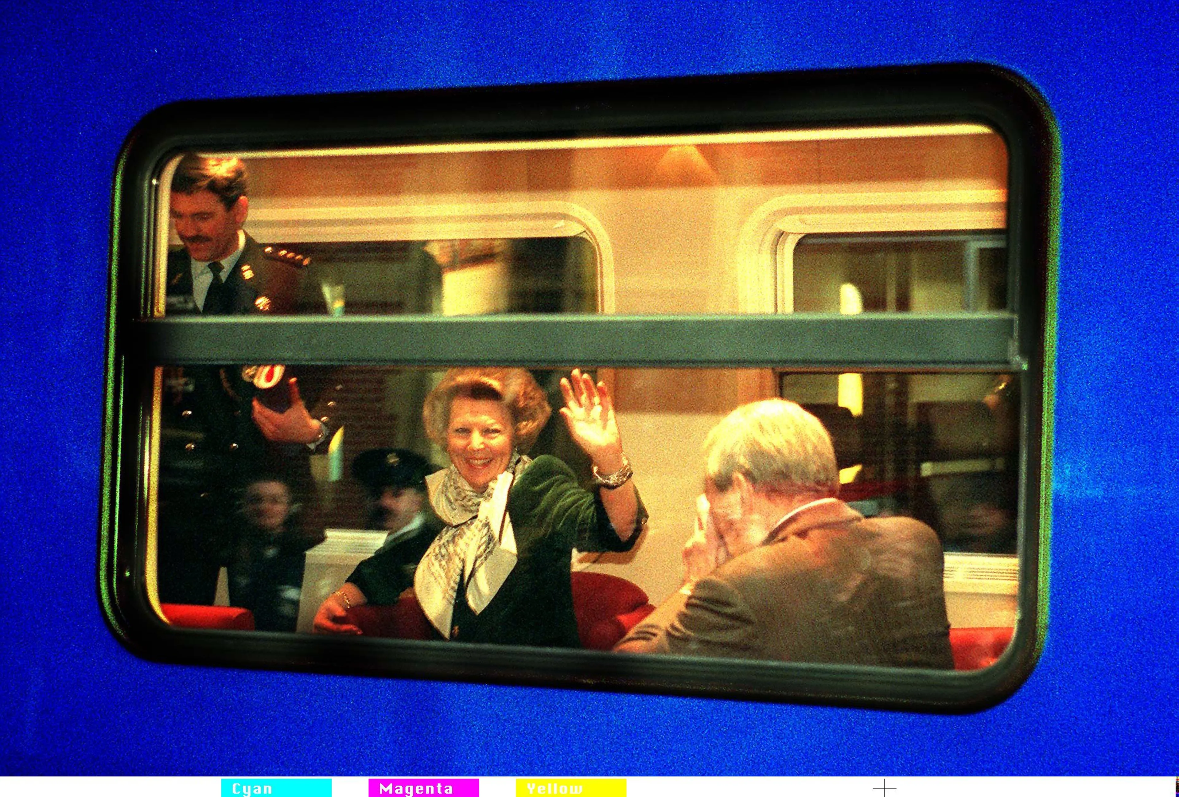De koninklijke trein in 1998, met aan boord koningin Beatrix en prins Claus.