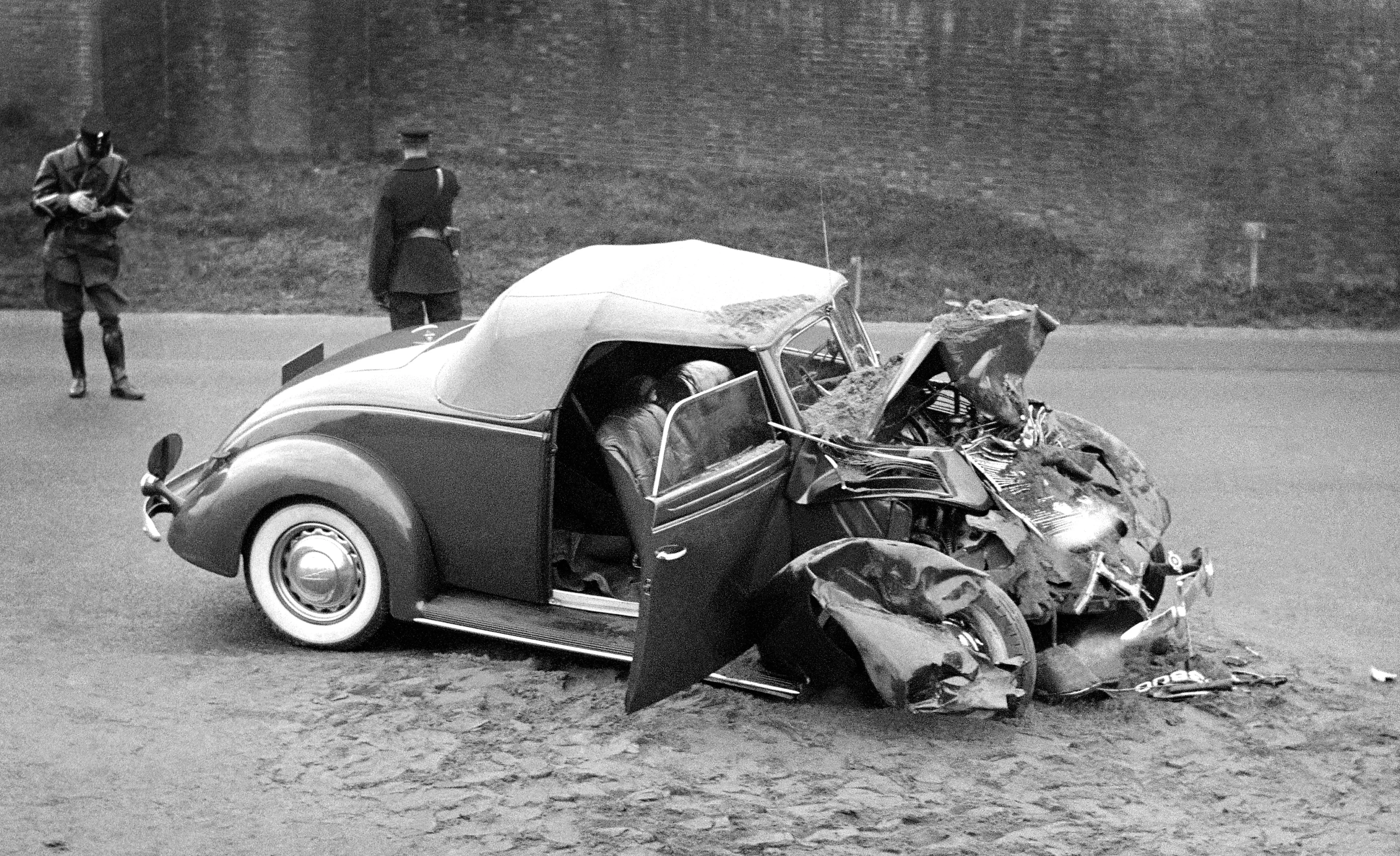 De auto van prins Bernhard na het ongeluk in 1937.