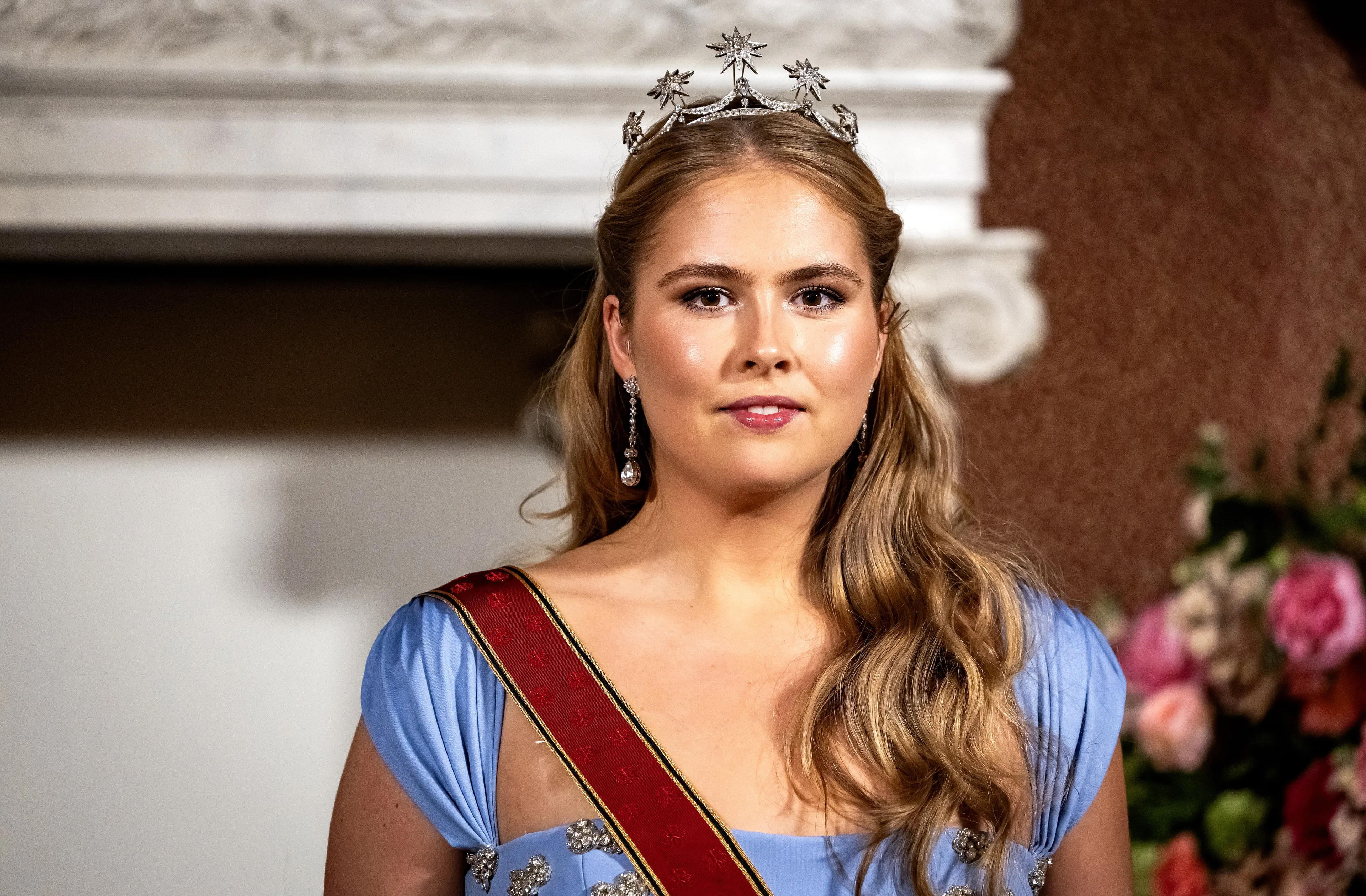 Sprookjesachtig blauw voor prinses Amalia tijdens staatsbanket