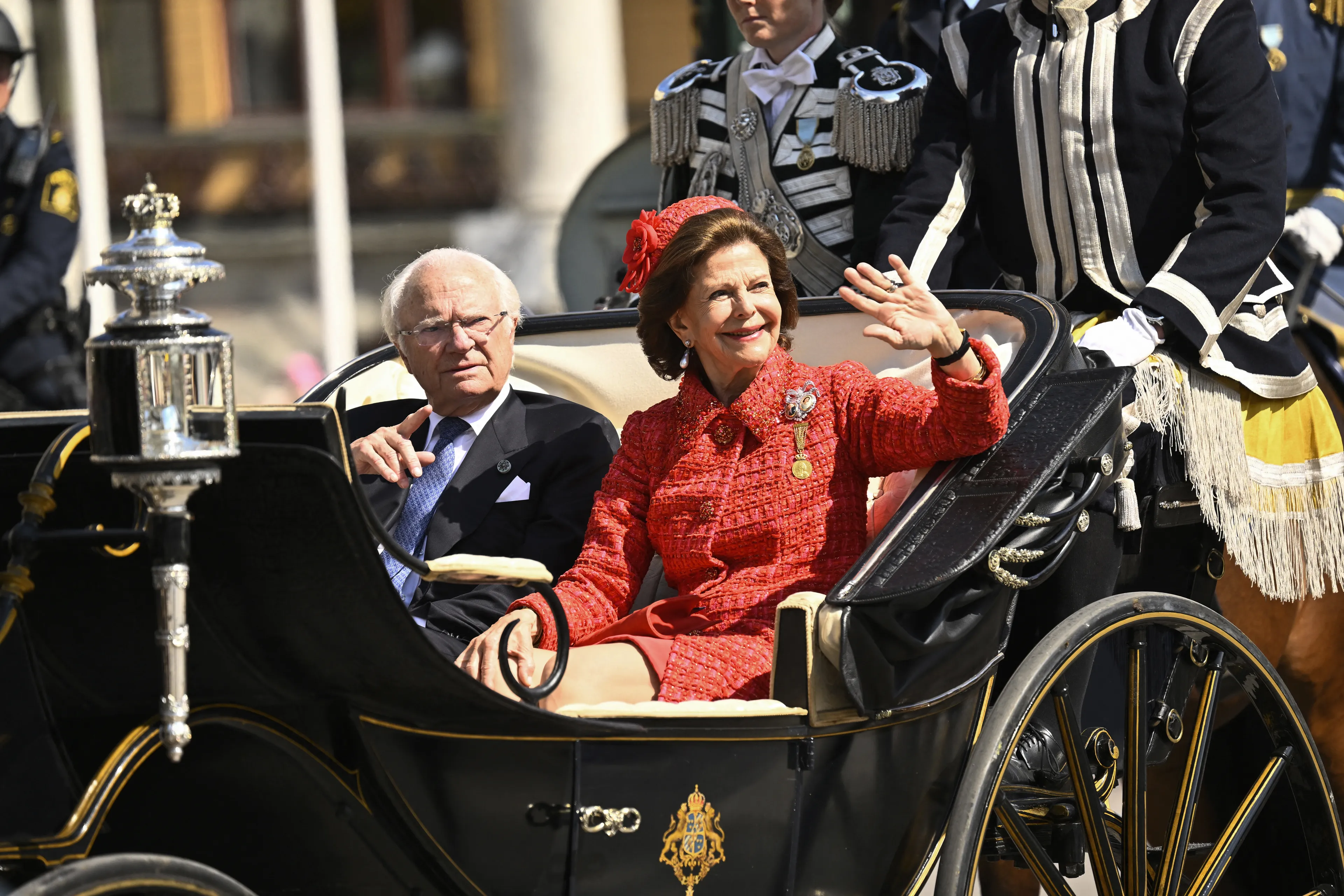 Het gouden bruidspaar in de koets.