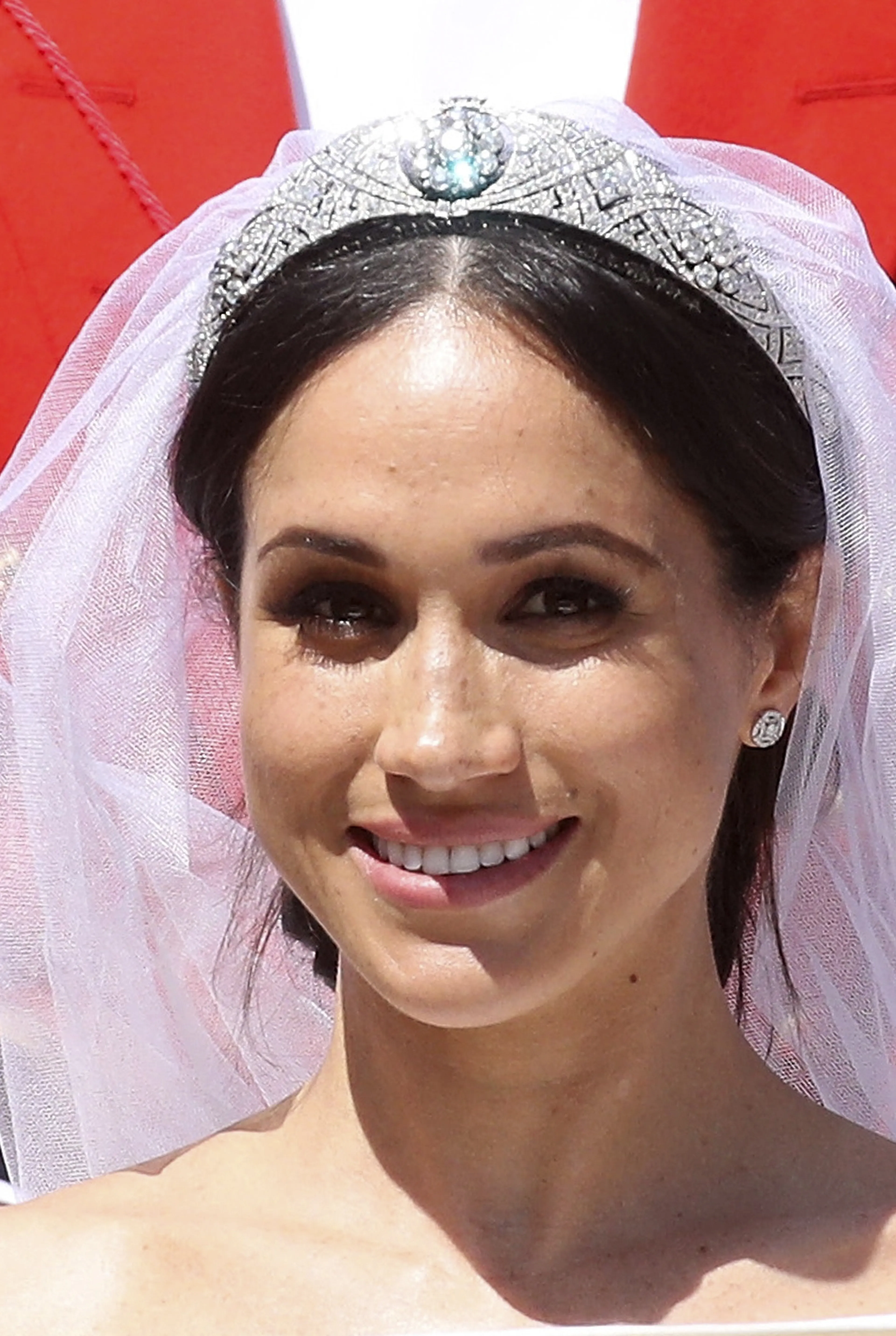 Hertogin Meghan draagt de diamanten bandeau van koningin Mary op haar trouwdag in 2018.