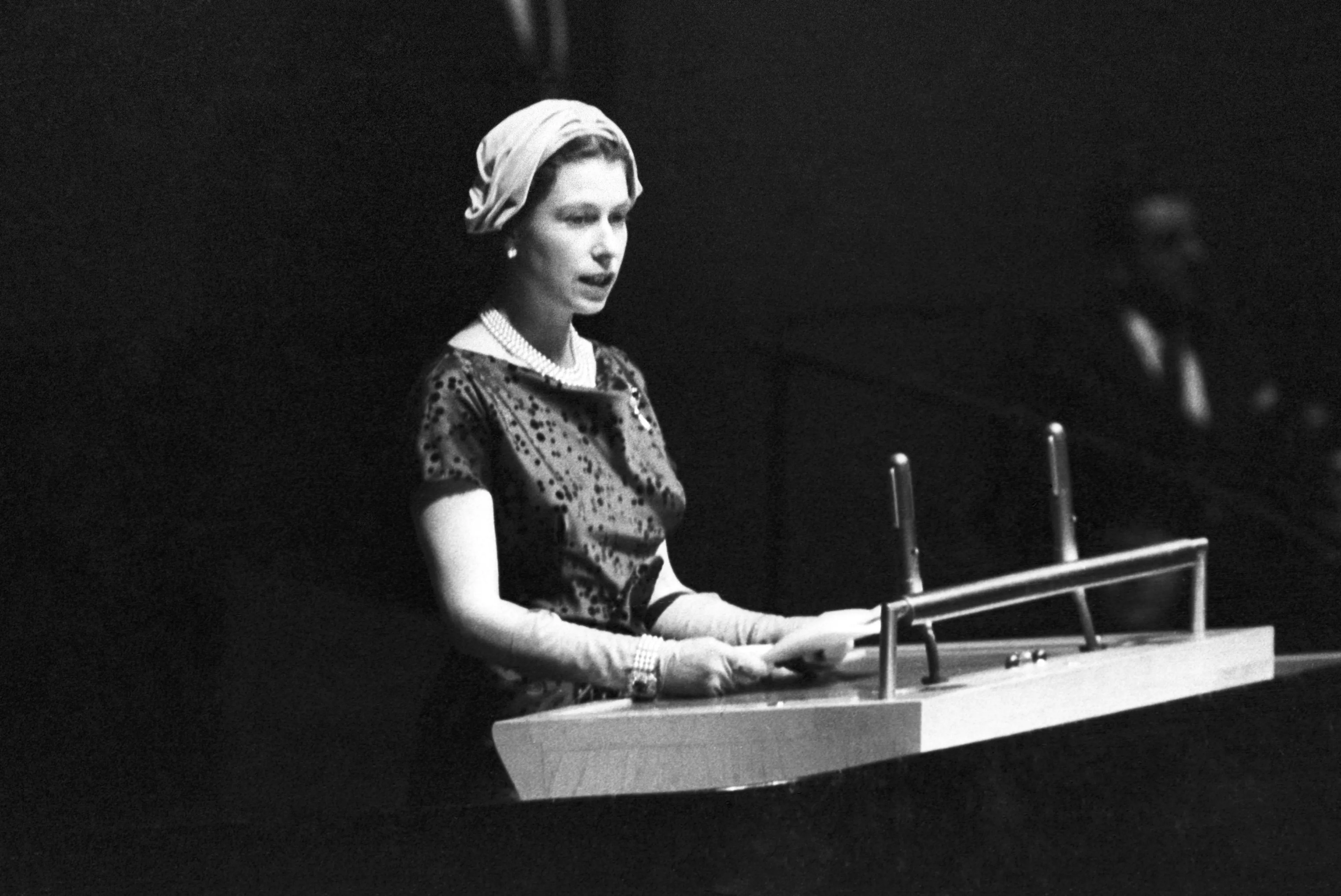 Koningin Elizabeth geeft in 1957 een toespraak voor de Verenigde Naties in New York.