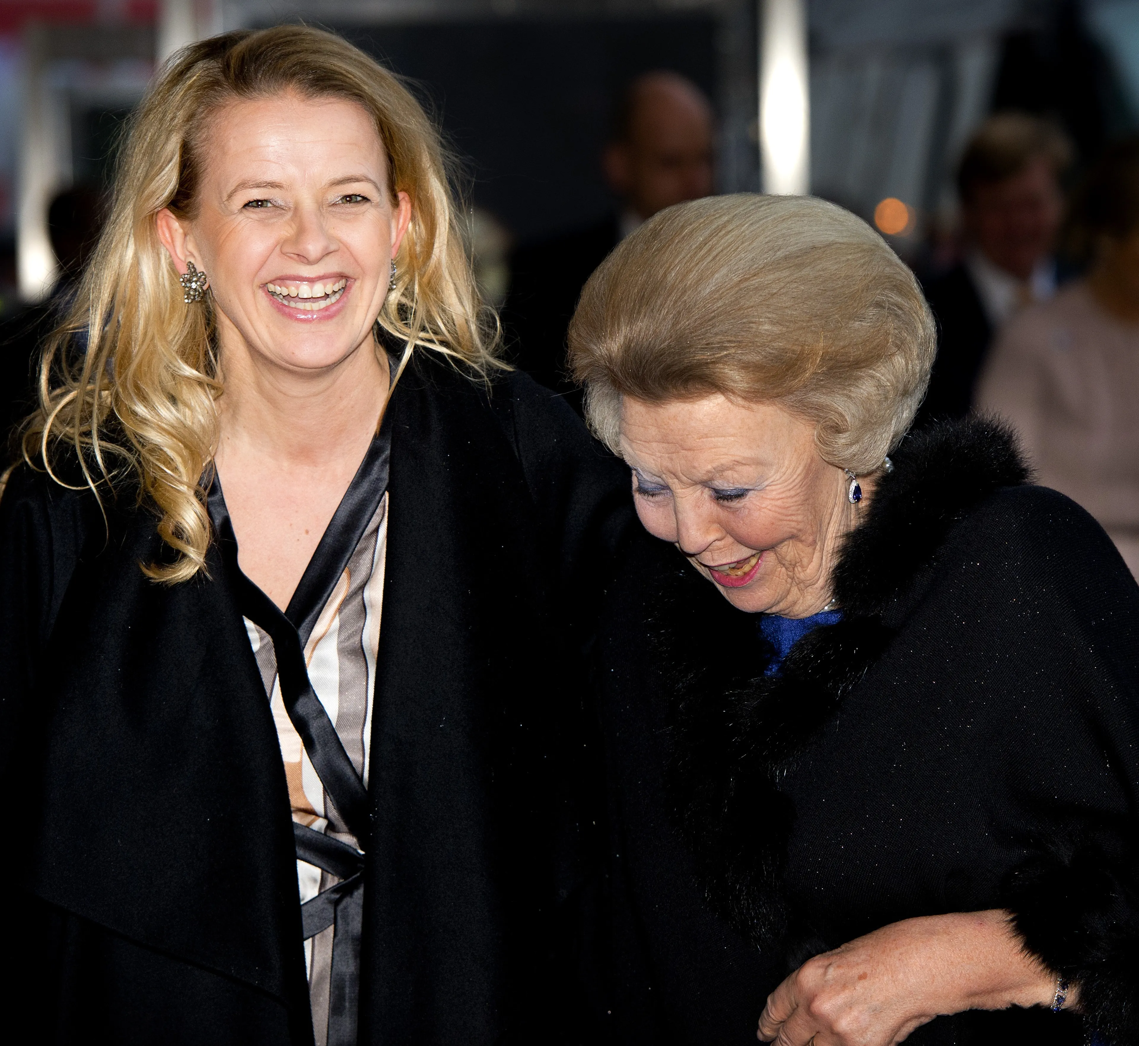 Beatrix en Mabel arriveren samen bij de viering van de 75e verjaardag van Beatrix (januari 2013).