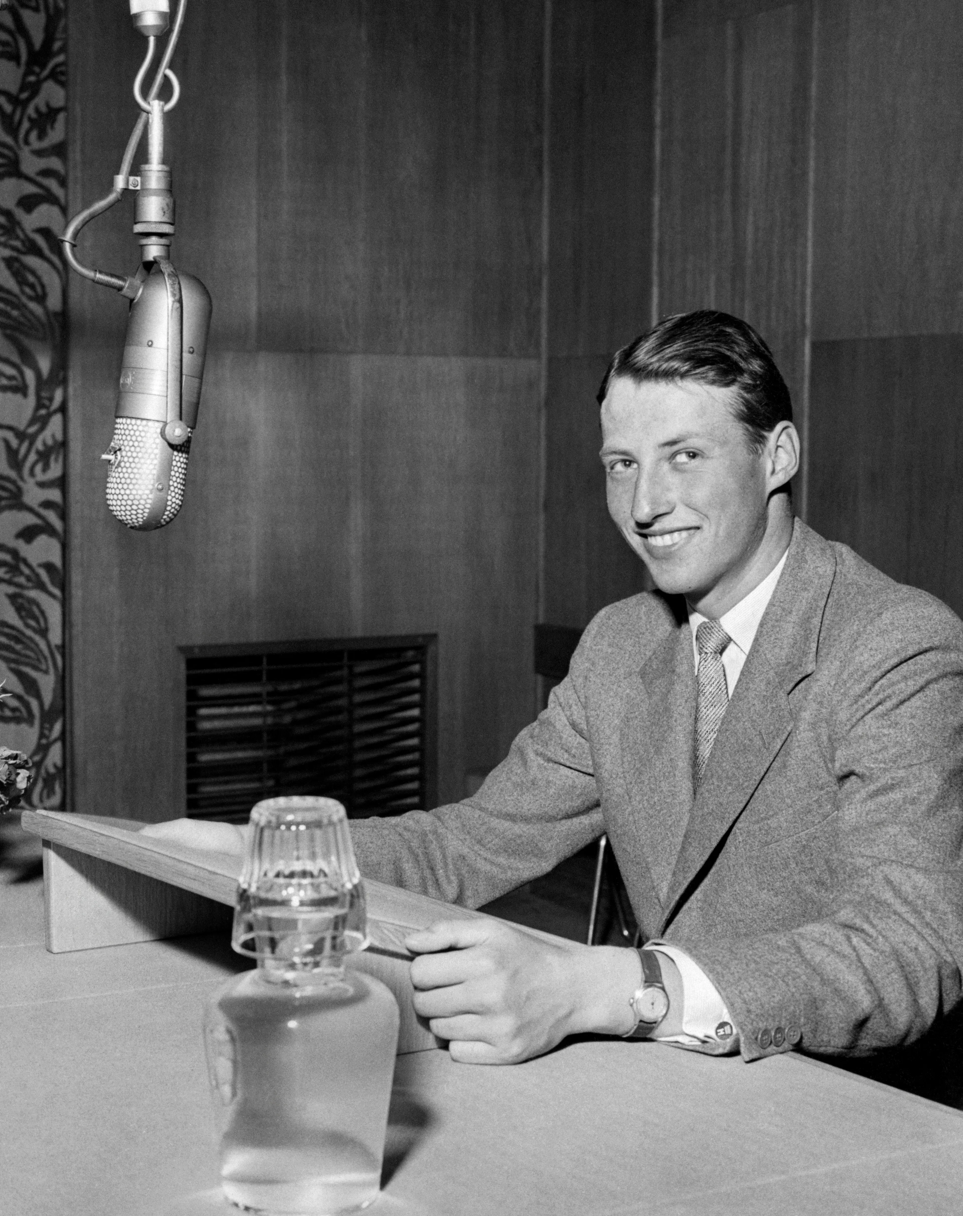 Zijn kleinzoon, de huidige koning Harald, geeft zijn eerste speech ter gelegenheid van de 85e verjaardag van zijn opa, koning Haakon VII.