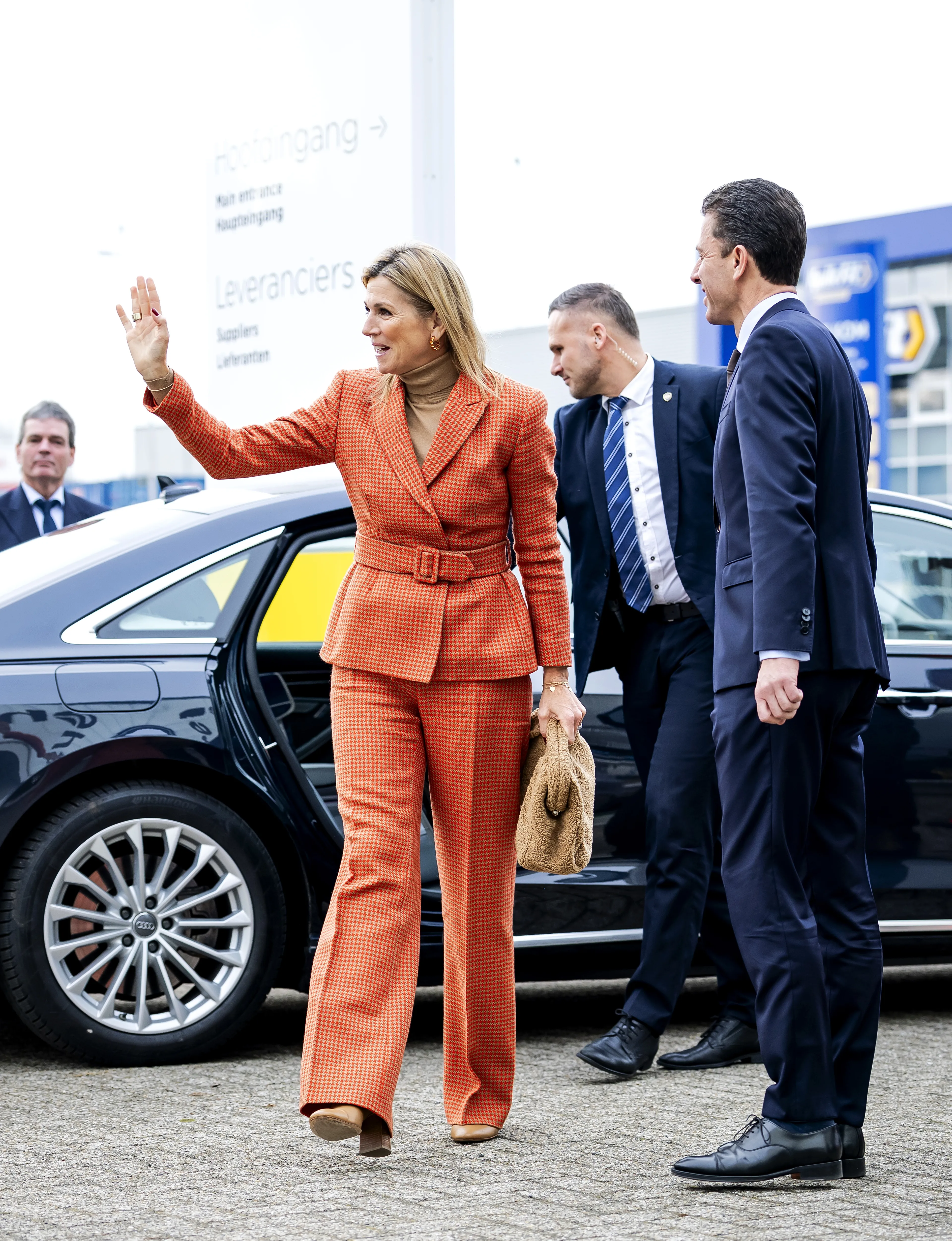 Koningin Máxima draagt een oranje broekpak van Natan.