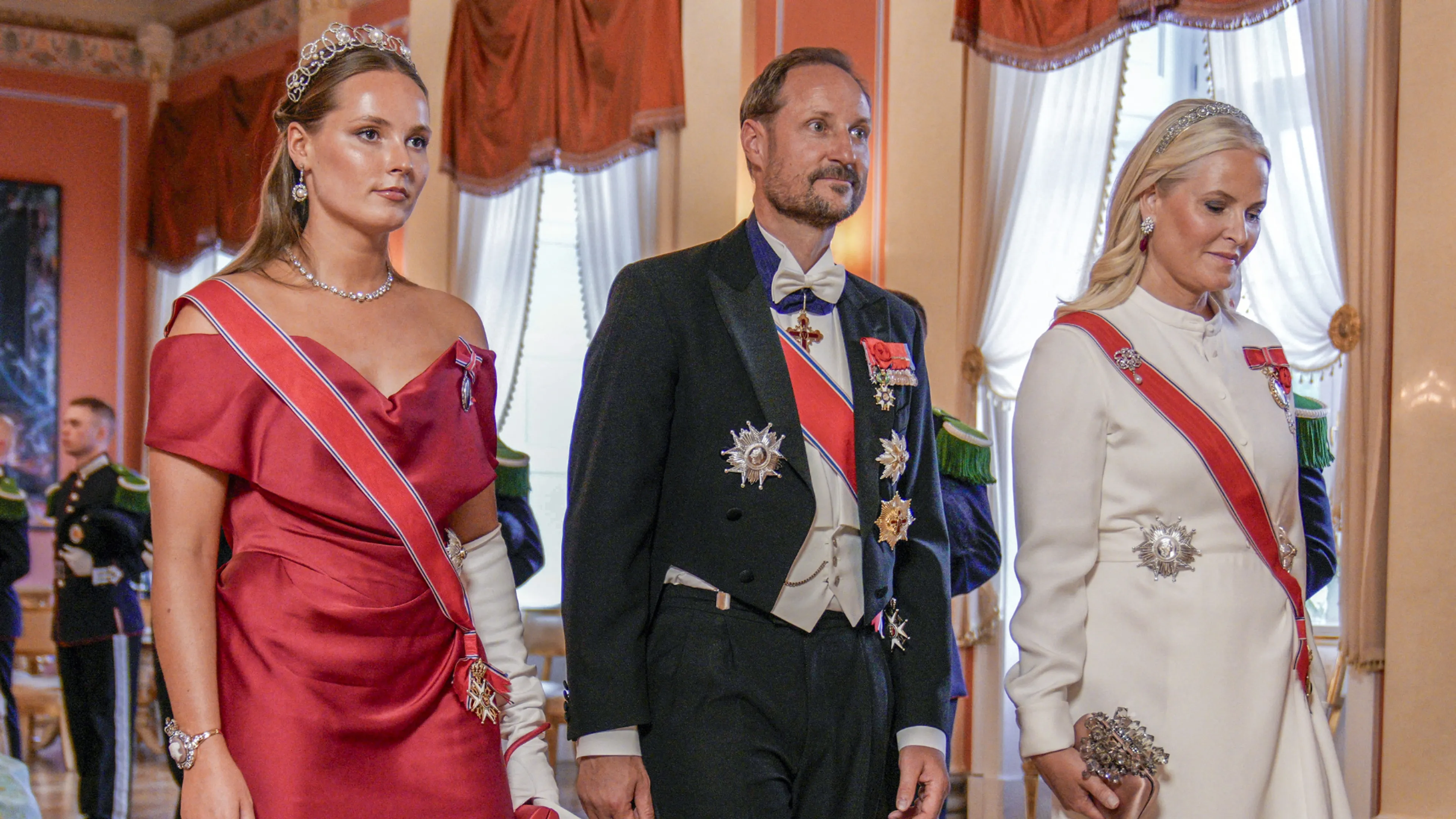 Mode-icoon in de dop: prinses Ingrid Alexandra draagt nieuwe japon tijdens galadiner