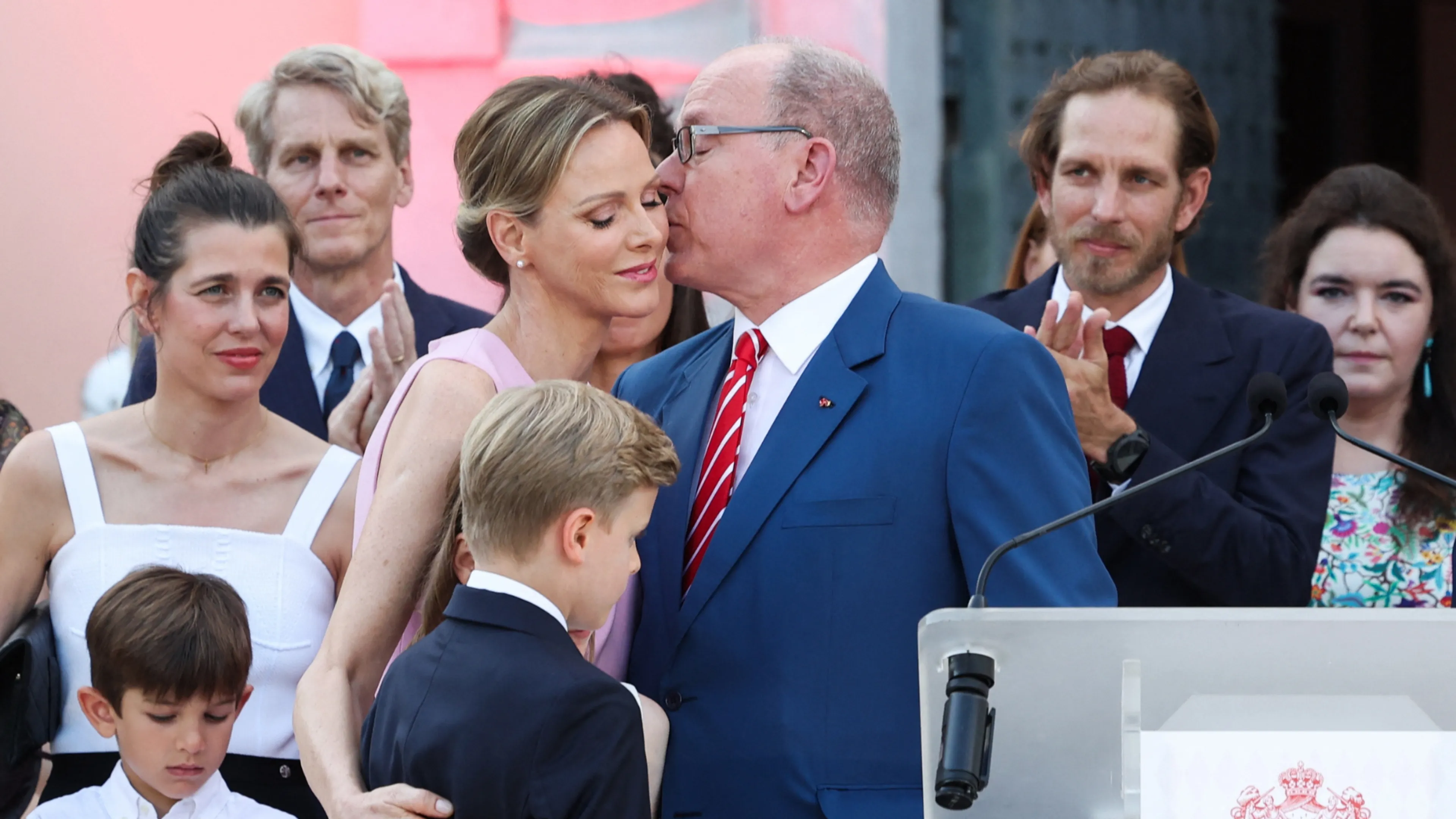 Prins Albert viert 20-jarig jubileum met een zeldzame kus voor prinses Charlène