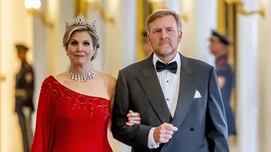 Lady in red: koningin Máxima straalt in rode galajurk en Mellerio parure