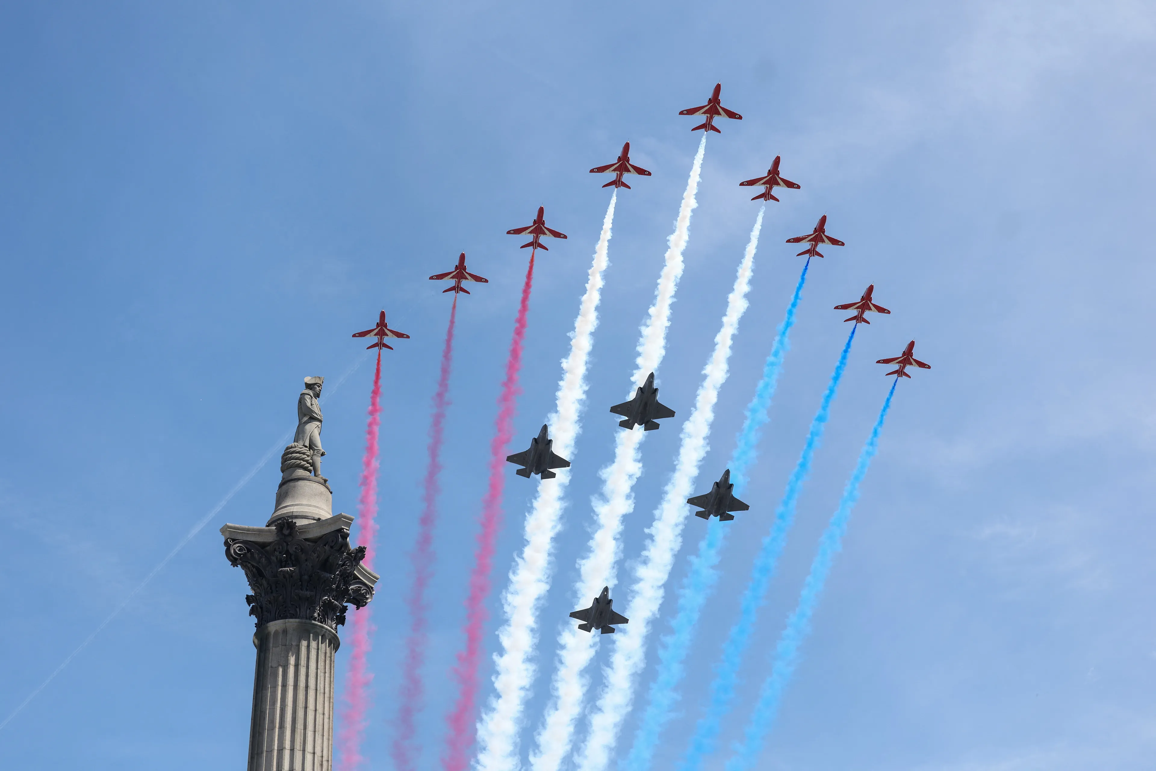 De flypast door de Red Arrows.