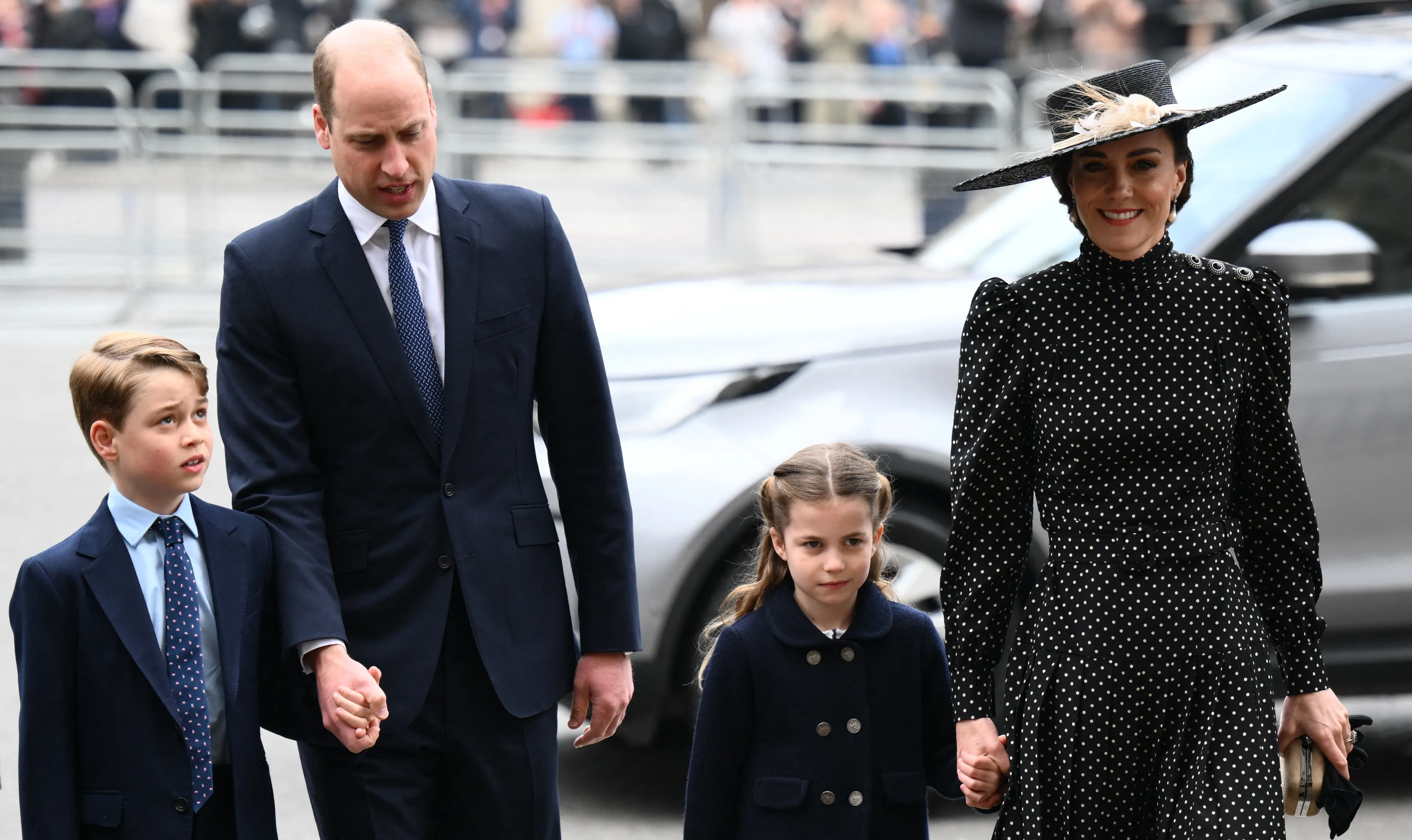 Zo heeft Catherine een zwarte jurk met stippen aan tijdens de herdenking van prins Philip (2022).
