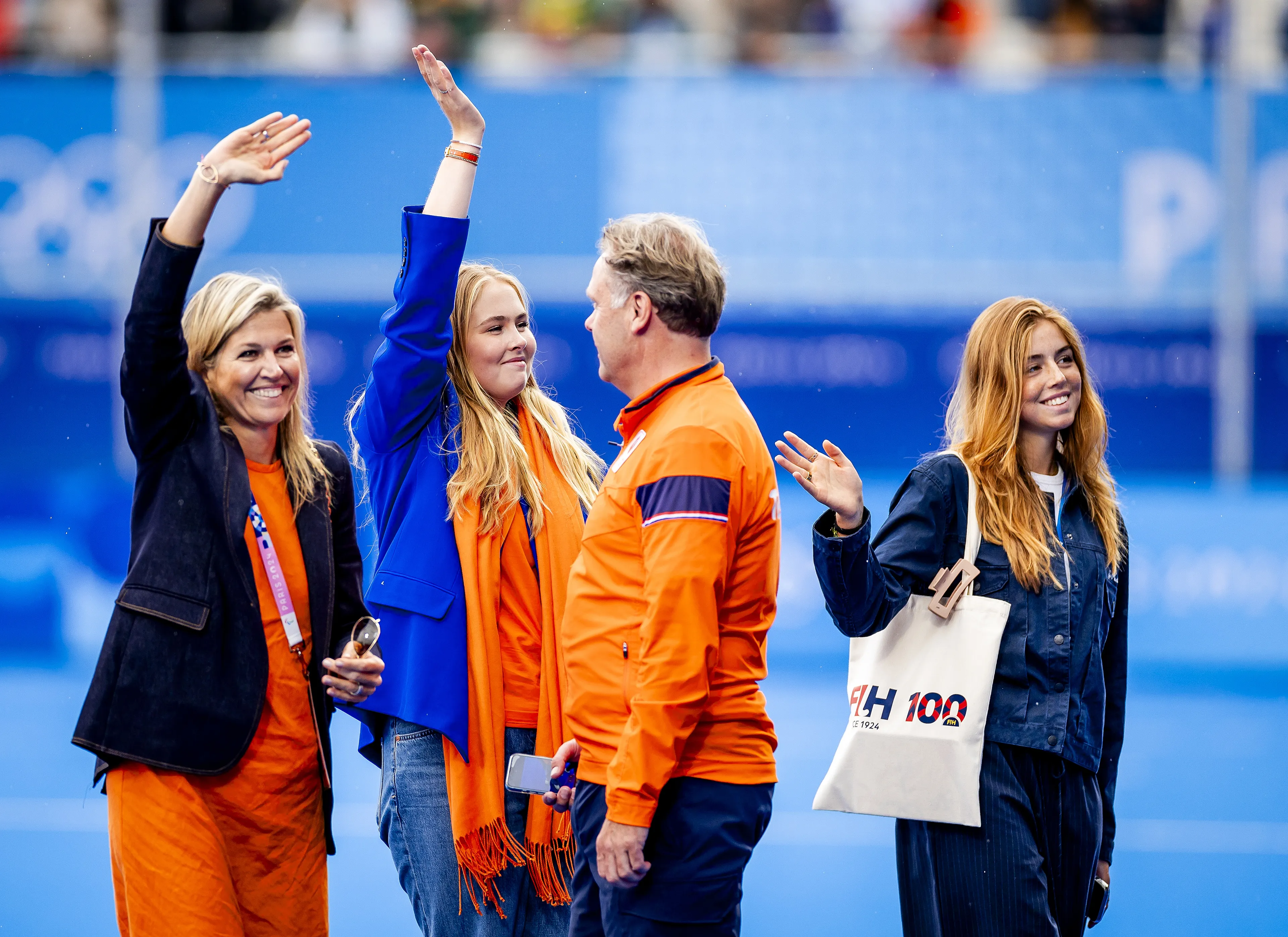 Prinses Alexia draagt een stoer denim pak tijdens de Olympische Spelen van Parijs (2024).