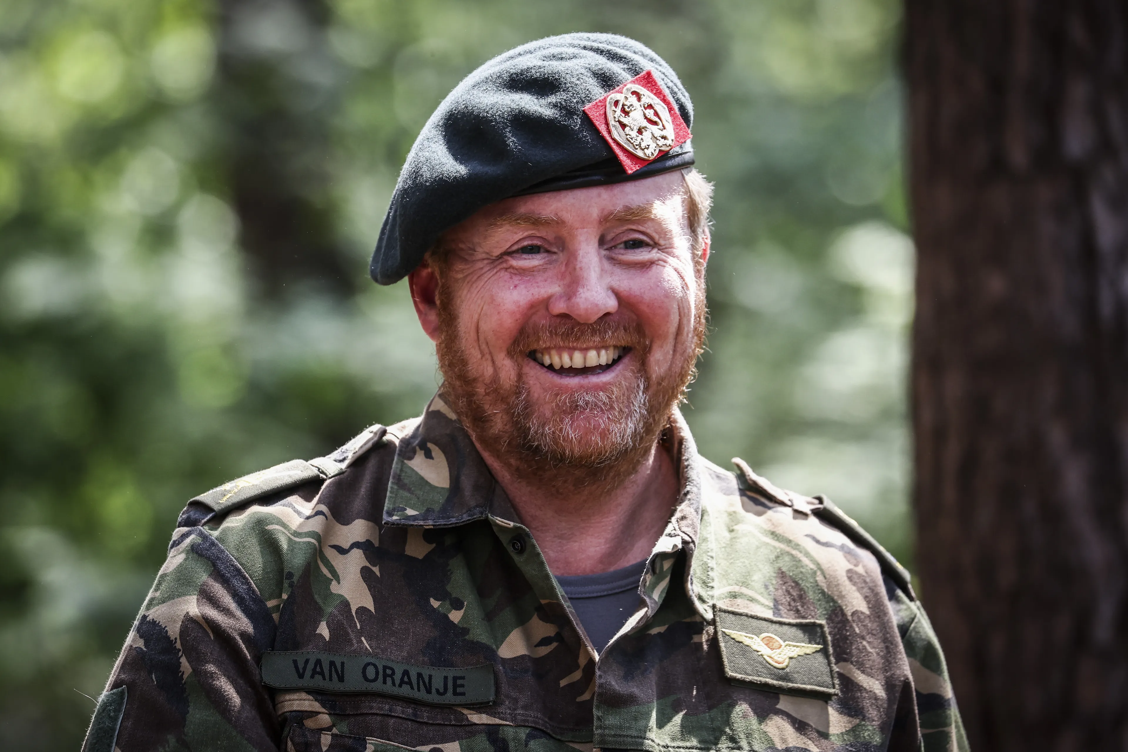 Koning Willem-Alexander tijdens een werkbezoek aan de Luchtmobiele Brigade van de Landmacht in Schaarsbergen (2022).