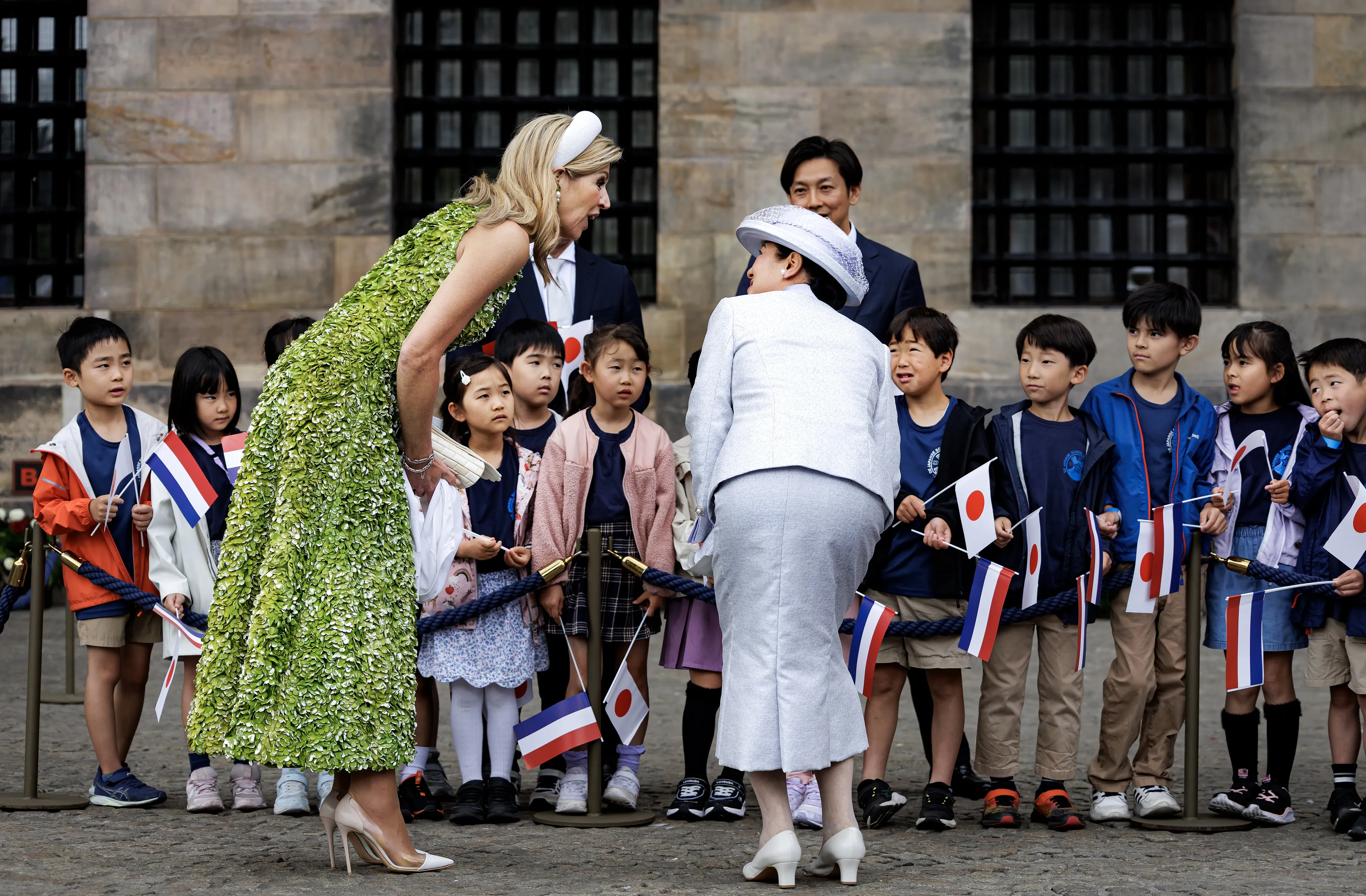 De koningin en keizerin hebben een gesprek met de schoolkinderen.