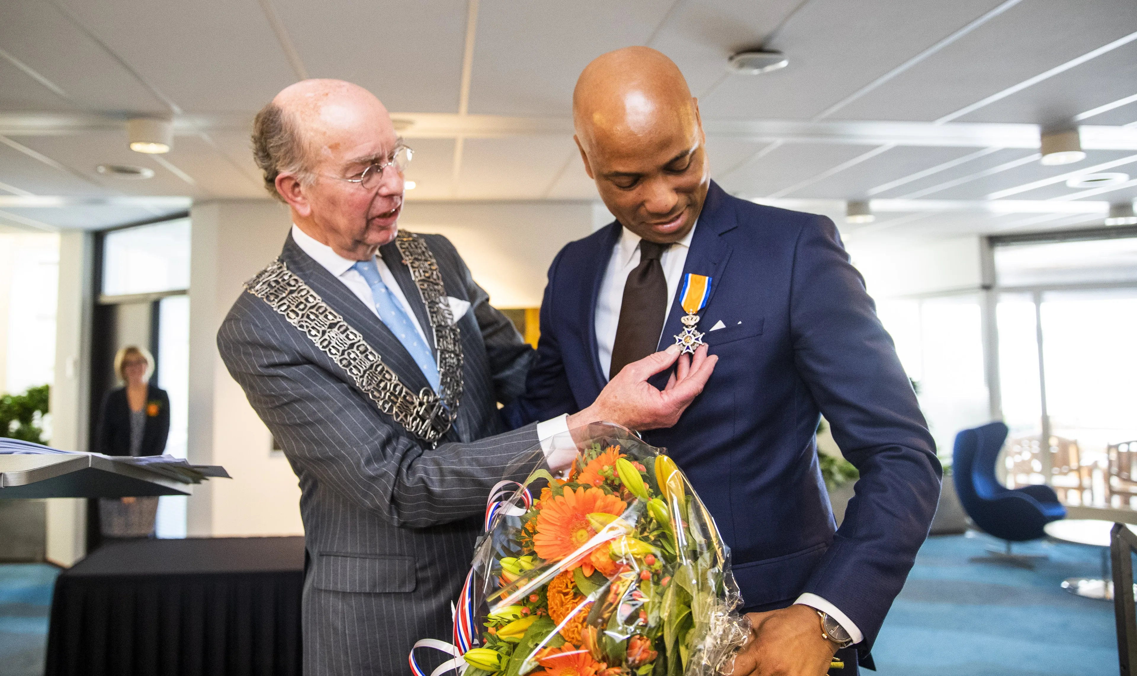 Humberto Tan krijgt een lintje (2019).