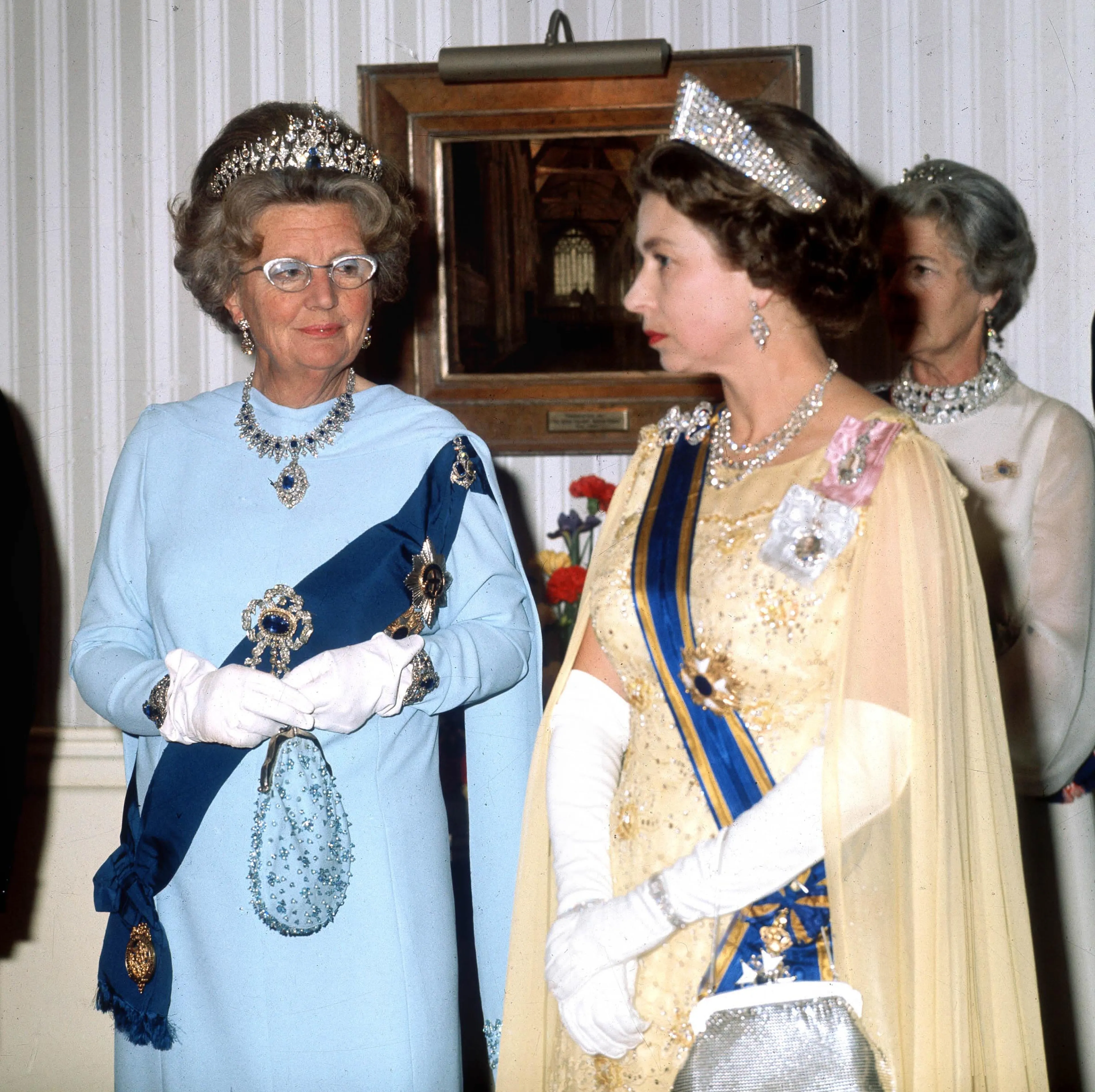 Koningin Juliana draagt de broche met veel saffieren juwelen (1972).