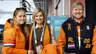 Koningin Máxima geeft koning Harald van Noorwegen een knuffel na schaatswedstrijd