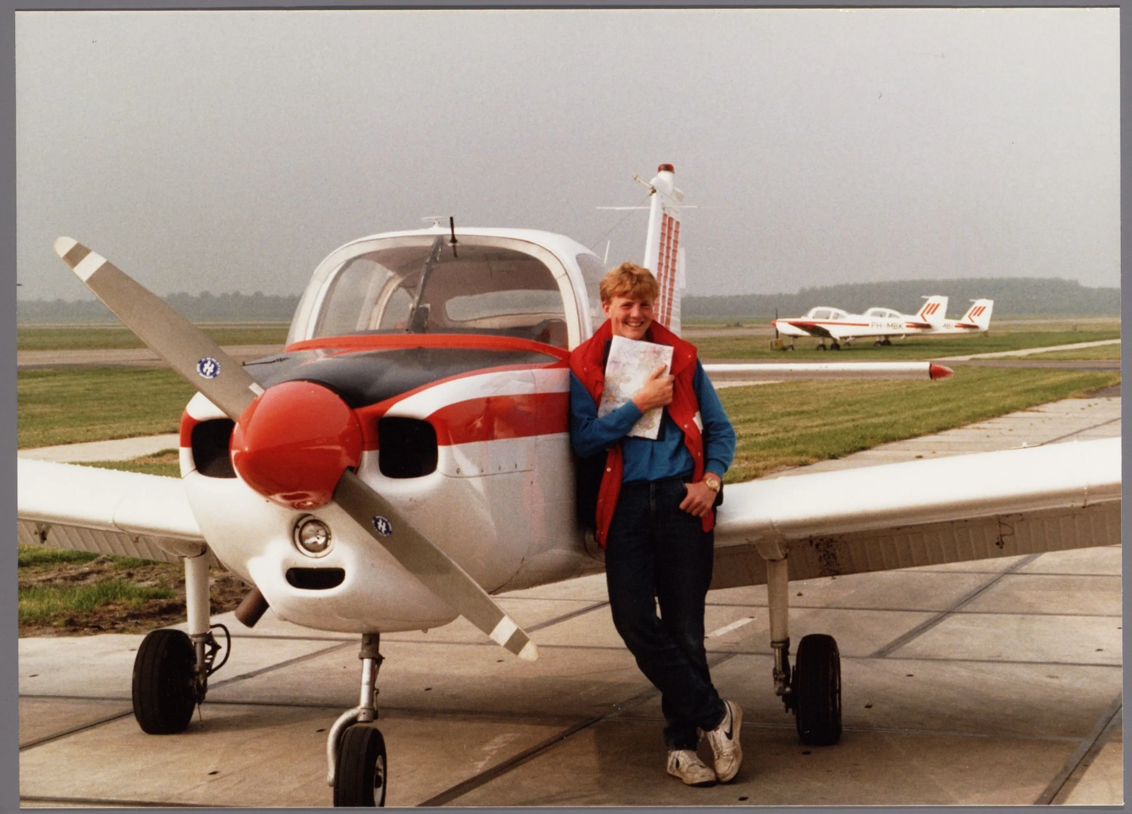 Prins Willem-Alexander heeft 2 juli 1985 met goed gevolg op het vliegveld Lelystad een proeve van vliegbekwaamheid afgelegd en daarmee het vliegbewijs Prive-Vlieger 2e klasse behaald.