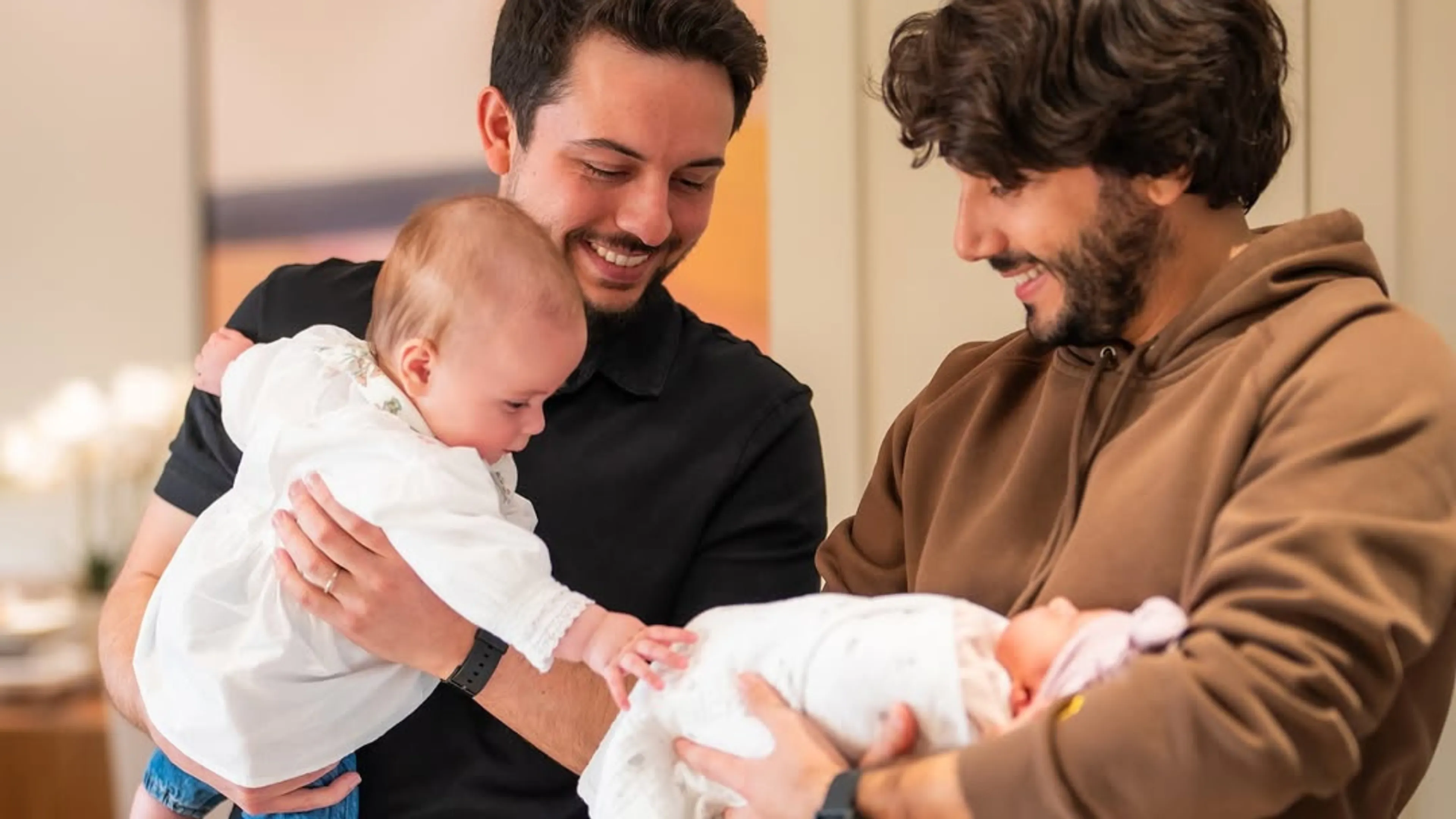 Kleine prinses Amina steelt de harten van de Jordaanse koninklijke familie