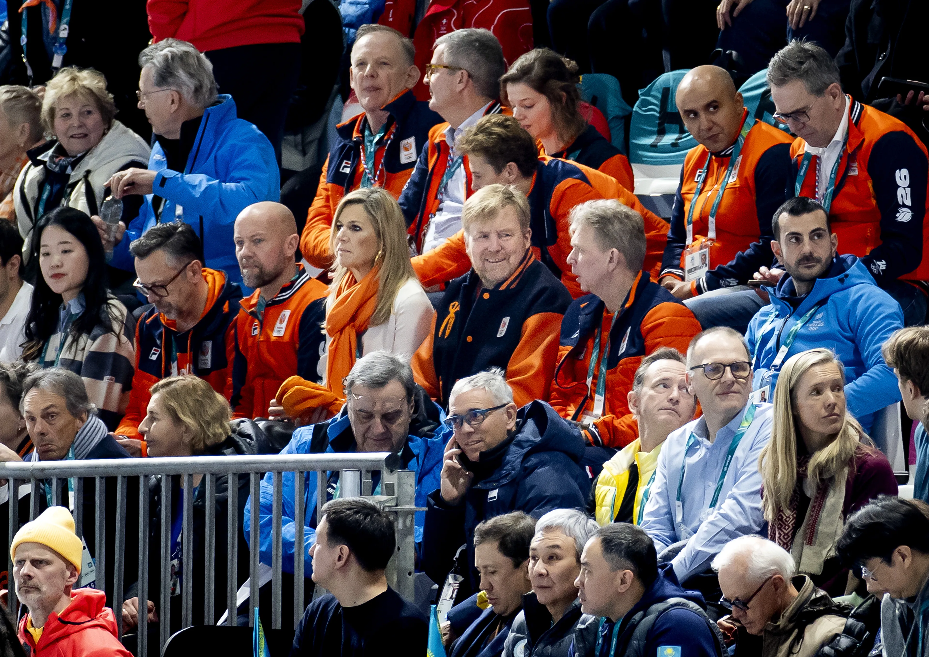 Het koningspaar op de tribune tijdens de 1.000 meter langebaanschaatsen voor vrouwen.