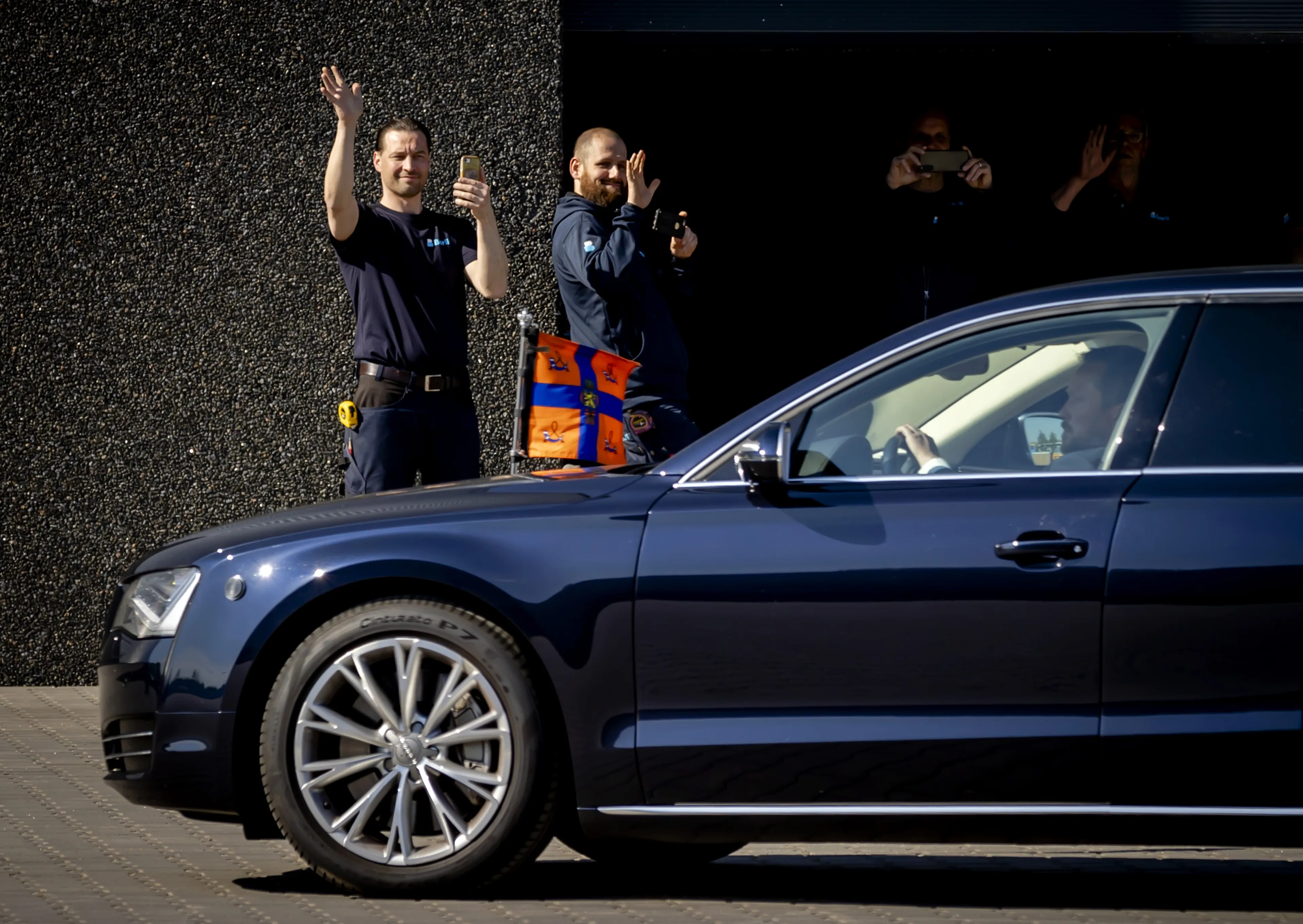 De Koninklijke Standaard zichtbaar op het voertuig van koning Willem-Alexander.